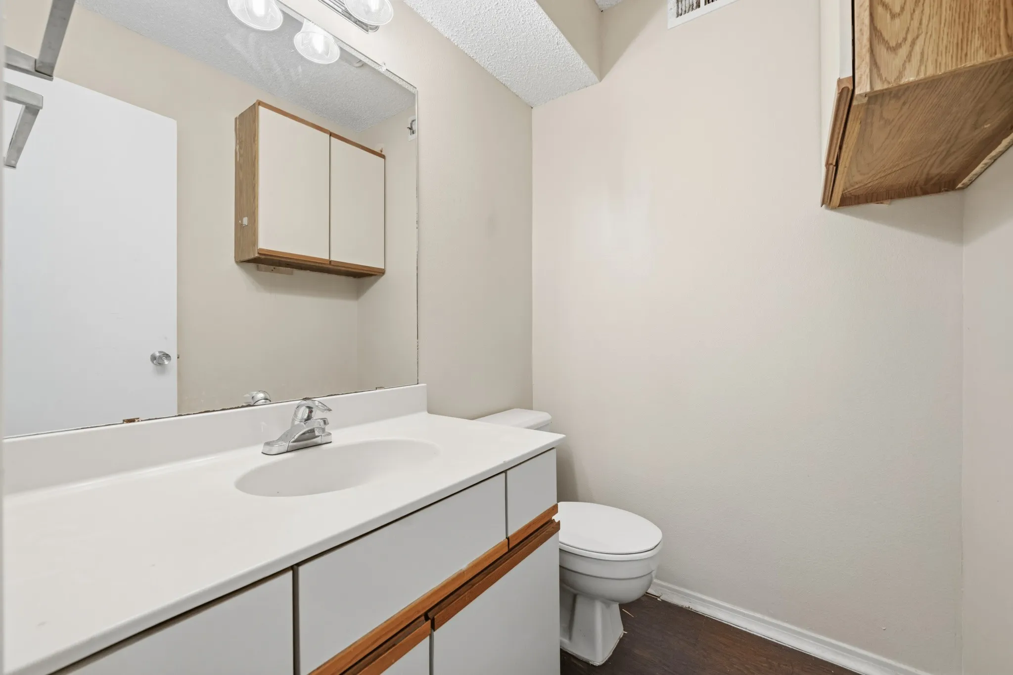 Condominium For Sale in Mc Lennan County , 600 Bagby Avenue 4C, Waco, Texas 76706, 3 Bedroom, 3 Bathroom, Garage spaces, 1,206 Sqft, built in 1986, mls#21343323, Real Estate Agent in Waco, Homes For Sale in Mc Lennan county, Homes For Sale in Waco, Realtor in Waco Texas, Real Estate Brokerage Independent Realty Texas, Luminita Cordes Realtor