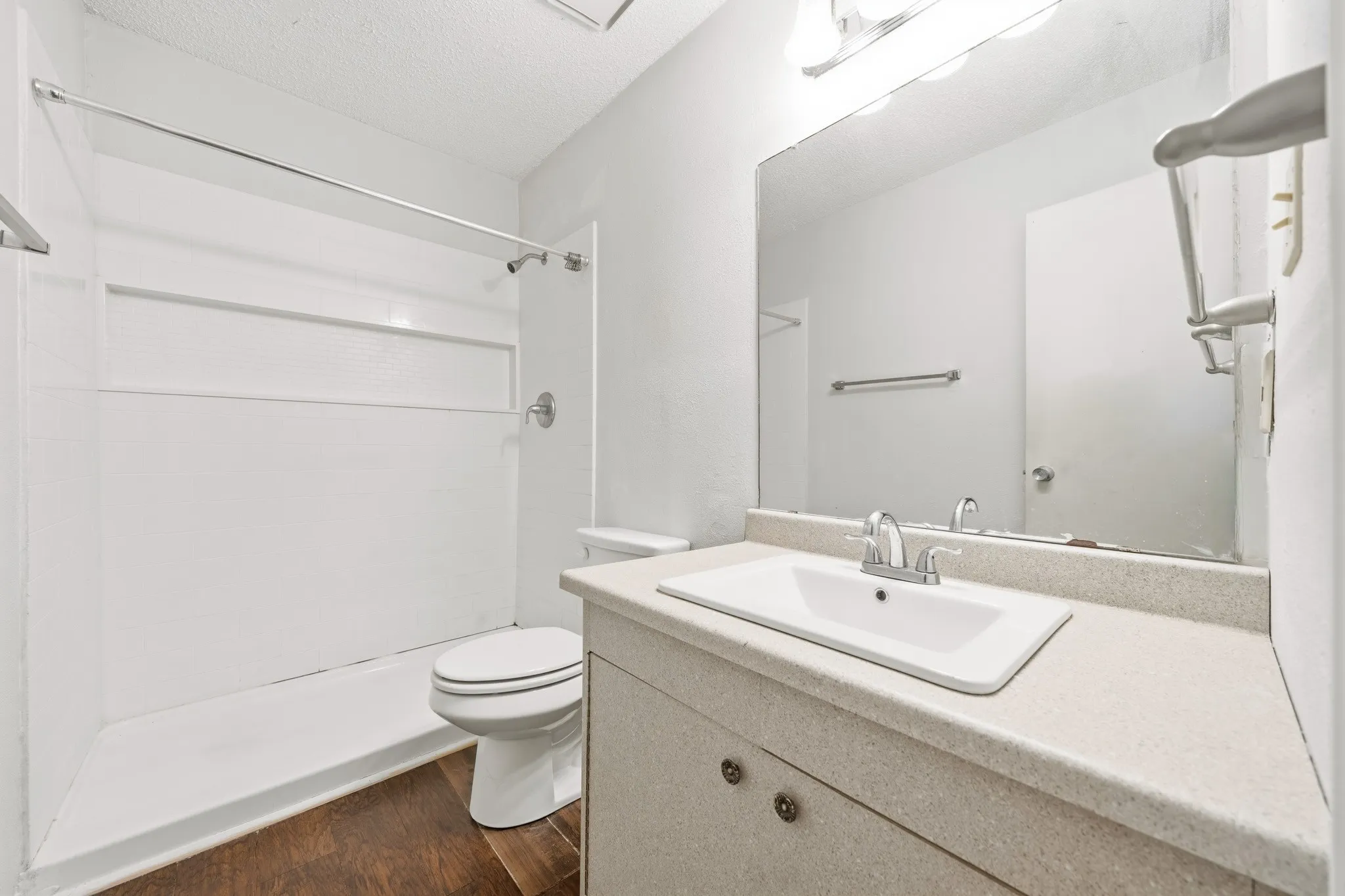 Condominium For Sale in Mc Lennan County , 600 Bagby Avenue 4C, Waco, Texas 76706, 3 Bedroom, 3 Bathroom, Garage spaces, 1,206 Sqft, built in 1986, mls#21343323, Real Estate Agent in Waco, Homes For Sale in Mc Lennan county, Homes For Sale in Waco, Realtor in Waco Texas, Real Estate Brokerage Independent Realty Texas, Luminita Cordes Realtor