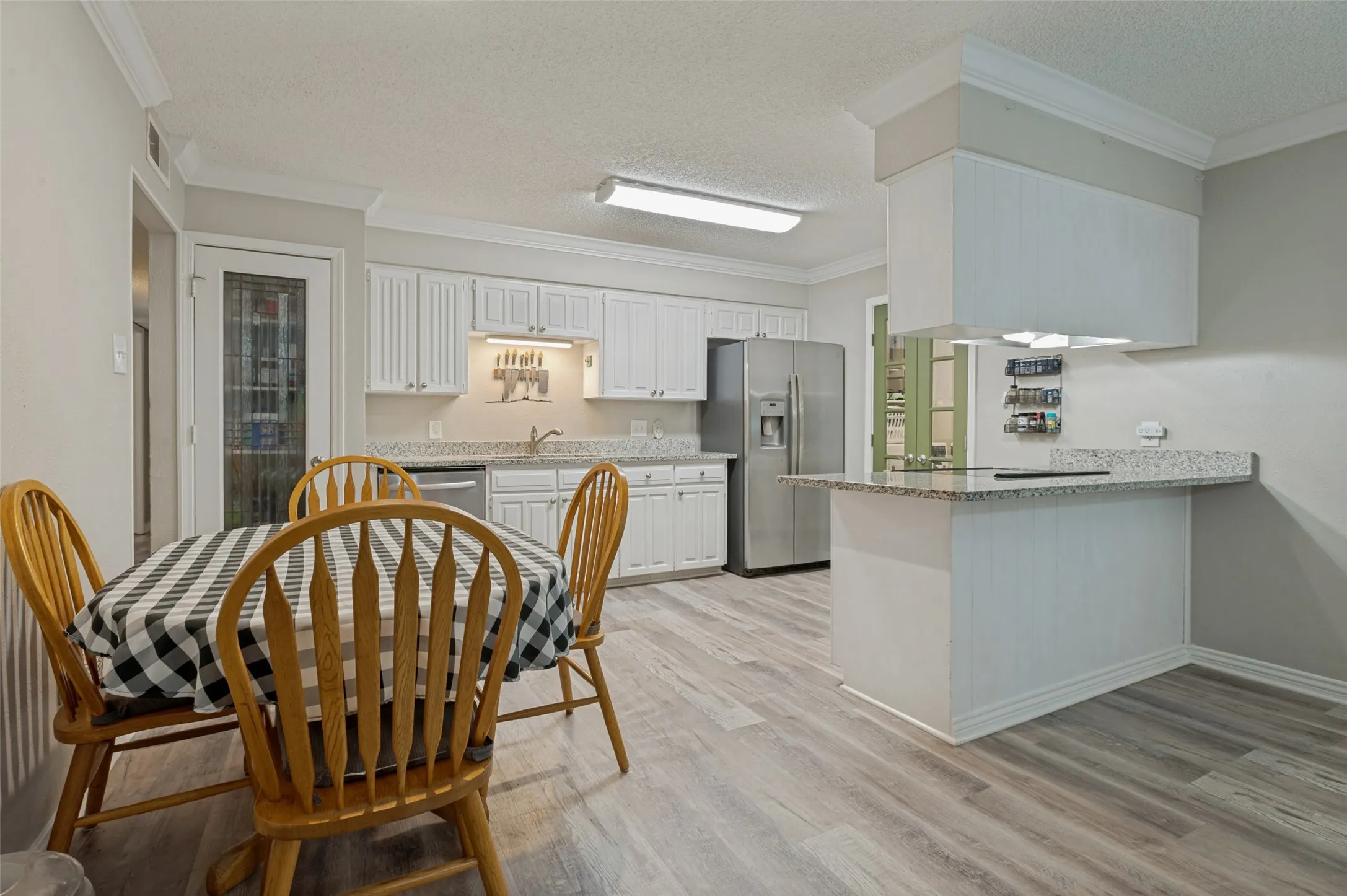 Single Family Residence For Sale in Tarrant County , 3217 Meadow Wood Lane, Bedford, Texas 76021, 3 Bedroom, 2 Bathroom, 2 Garage spaces, 1,405 Sqft, built in 1979, mls#21345944, Real Estate Agent in Bedford, Homes For Sale in Tarrant county, Homes For Sale in Bedford, Realtor in Bedford Texas, Real Estate Brokerage Independent Realty Texas, Luminita Cordes Realtor