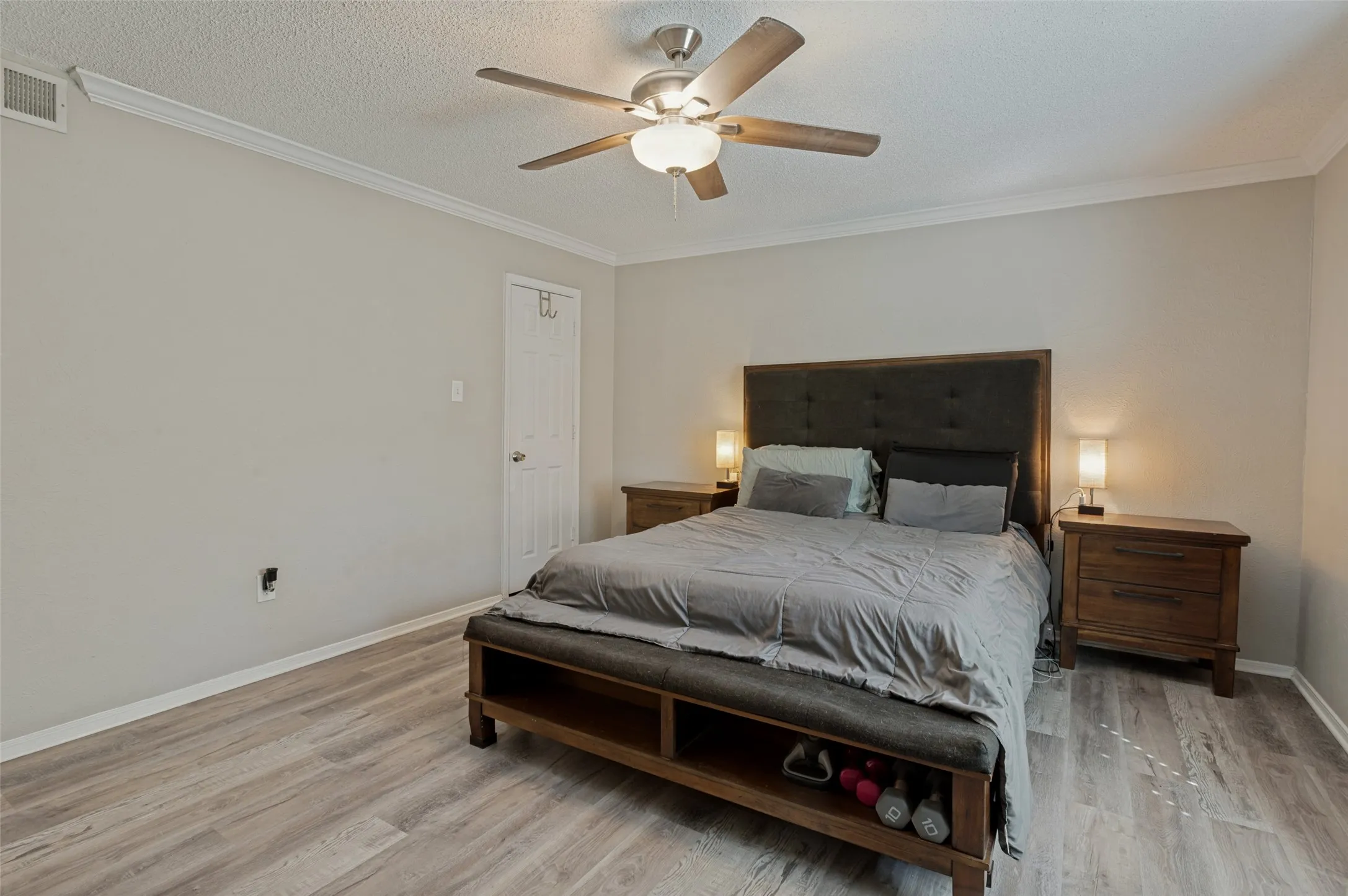 Single Family Residence For Sale in Tarrant County , 3217 Meadow Wood Lane, Bedford, Texas 76021, 3 Bedroom, 2 Bathroom, 2 Garage spaces, 1,405 Sqft, built in 1979, mls#21345944, Real Estate Agent in Bedford, Homes For Sale in Tarrant county, Homes For Sale in Bedford, Realtor in Bedford Texas, Real Estate Brokerage Independent Realty Texas, Luminita Cordes Realtor