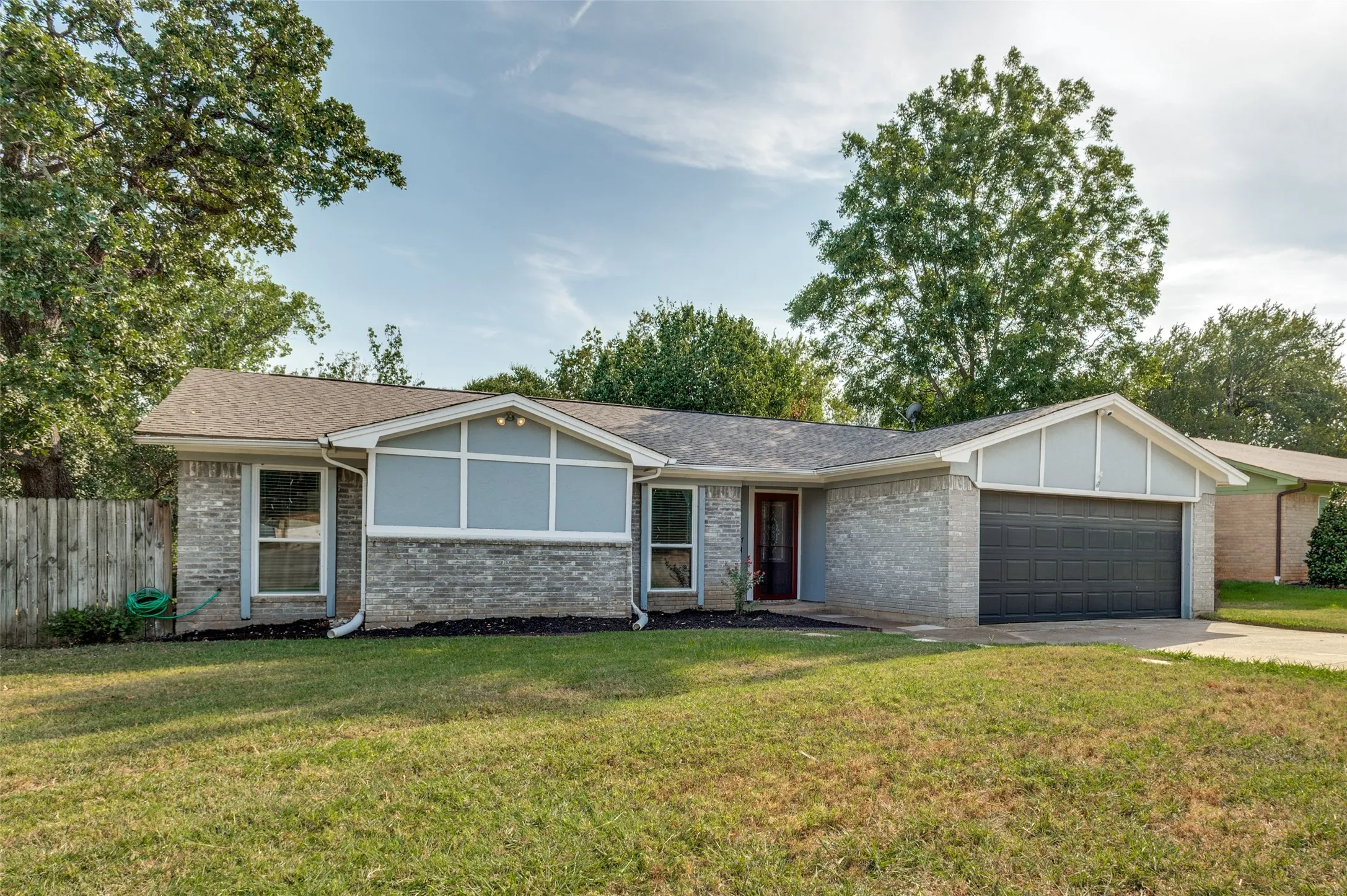 Single Family Residence For Sale in Tarrant County , 3217 Meadow Wood Lane, Bedford, Texas 76021, 3 Bedroom, 2 Bathroom, 2 Garage spaces, 1,405 Sqft, built in 1979, mls#21345944, Real Estate Agent in Bedford, Homes For Sale in Tarrant county, Homes For Sale in Bedford, Realtor in Bedford Texas, Real Estate Brokerage Independent Realty Texas, Luminita Cordes Realtor