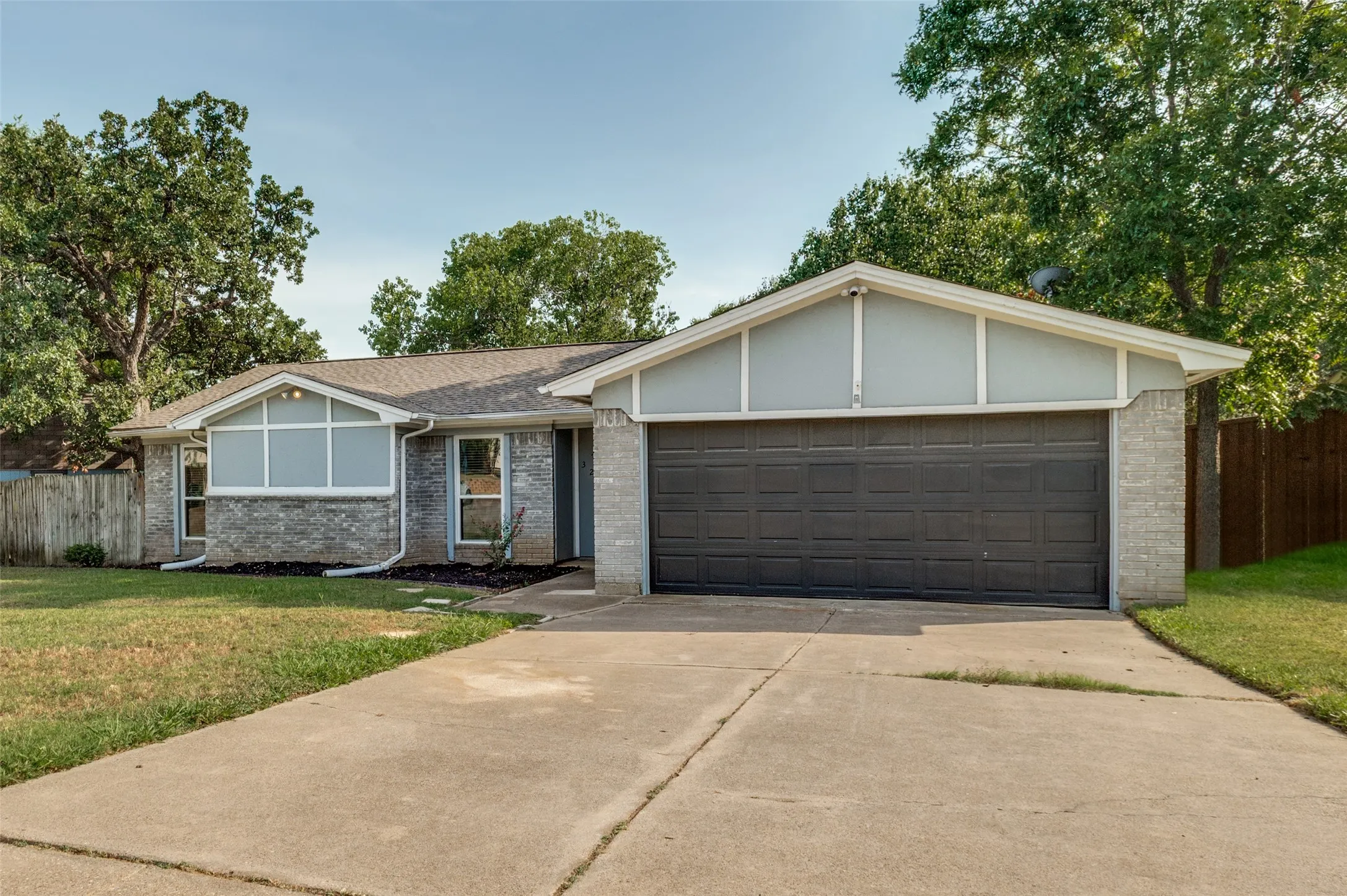 Single Family Residence For Sale in Tarrant County , 3217 Meadow Wood Lane, Bedford, Texas 76021, 3 Bedroom, 2 Bathroom, 2 Garage spaces, 1,405 Sqft, built in 1979, mls#21345944, Real Estate Agent in Bedford, Homes For Sale in Tarrant county, Homes For Sale in Bedford, Realtor in Bedford Texas, Real Estate Brokerage Independent Realty Texas, Luminita Cordes Realtor