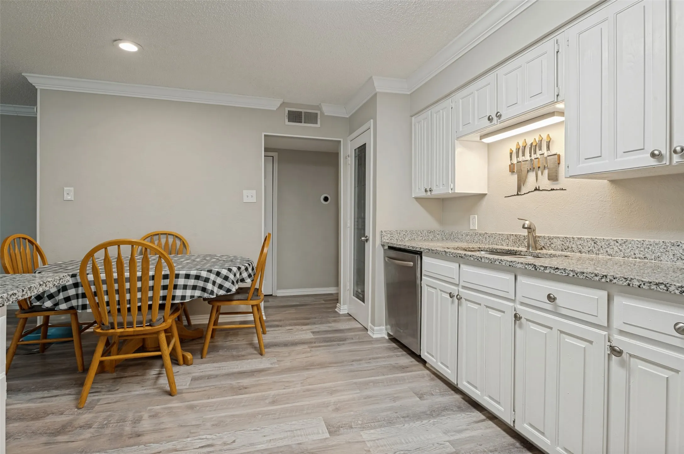 Single Family Residence For Sale in Tarrant County , 3217 Meadow Wood Lane, Bedford, Texas 76021, 3 Bedroom, 2 Bathroom, 2 Garage spaces, 1,405 Sqft, built in 1979, mls#21345944, Real Estate Agent in Bedford, Homes For Sale in Tarrant county, Homes For Sale in Bedford, Realtor in Bedford Texas, Real Estate Brokerage Independent Realty Texas, Luminita Cordes Realtor
