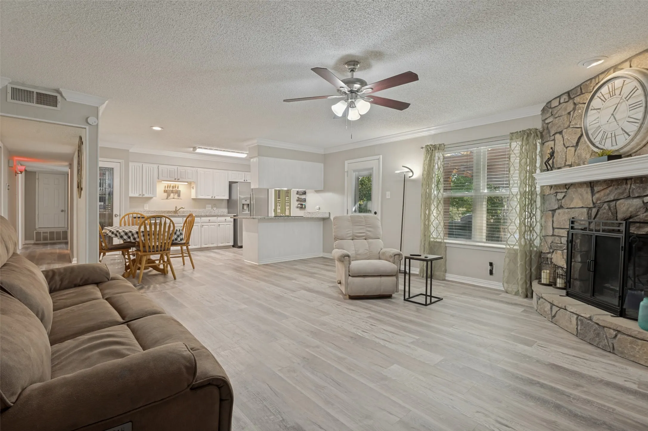 Single Family Residence For Sale in Tarrant County , 3217 Meadow Wood Lane, Bedford, Texas 76021, 3 Bedroom, 2 Bathroom, 2 Garage spaces, 1,405 Sqft, built in 1979, mls#21345944, Real Estate Agent in Bedford, Homes For Sale in Tarrant county, Homes For Sale in Bedford, Realtor in Bedford Texas, Real Estate Brokerage Independent Realty Texas, Luminita Cordes Realtor