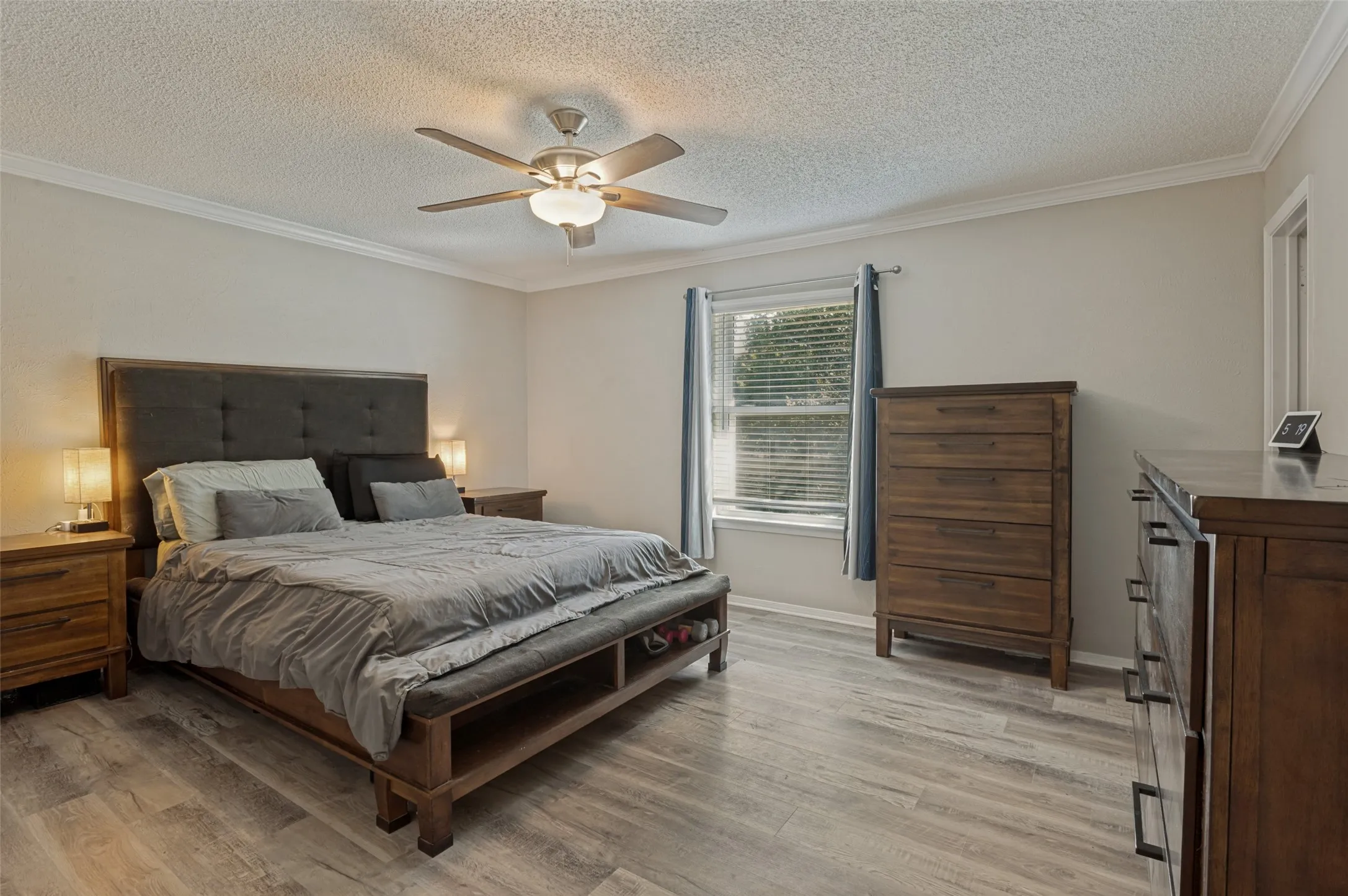 Single Family Residence For Sale in Tarrant County , 3217 Meadow Wood Lane, Bedford, Texas 76021, 3 Bedroom, 2 Bathroom, 2 Garage spaces, 1,405 Sqft, built in 1979, mls#21345944, Real Estate Agent in Bedford, Homes For Sale in Tarrant county, Homes For Sale in Bedford, Realtor in Bedford Texas, Real Estate Brokerage Independent Realty Texas, Luminita Cordes Realtor