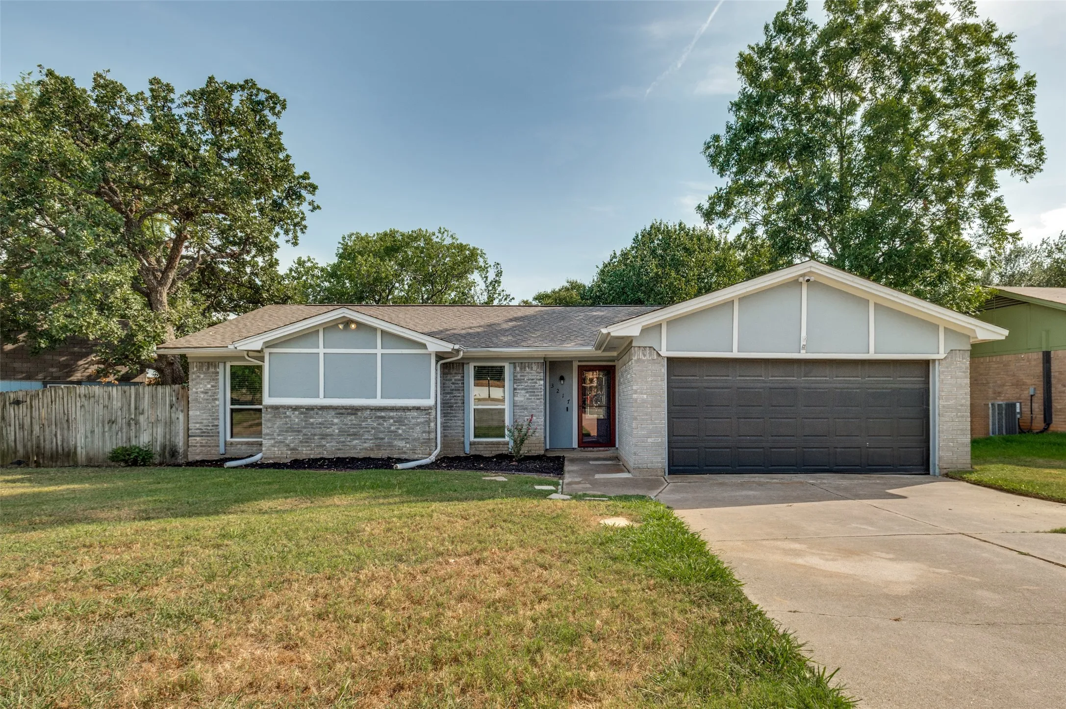 Single Family Residence For Sale in Tarrant County , 3217 Meadow Wood Lane, Bedford, Texas 76021, 3 Bedroom, 2 Bathroom, 2 Garage spaces, 1,405 Sqft, built in 1979, mls#21345944, Real Estate Agent in Bedford, Homes For Sale in Tarrant county, Homes For Sale in Bedford, Realtor in Bedford Texas, Real Estate Brokerage Independent Realty Texas, Luminita Cordes Realtor