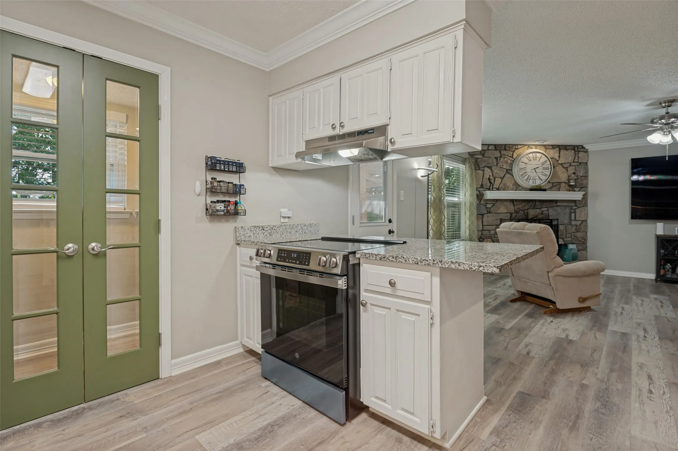 Single Family Residence For Sale in Tarrant County , 3217 Meadow Wood Lane, Bedford, Texas 76021, 3 Bedroom, 2 Bathroom, 2 Garage spaces, 1,405 Sqft, built in 1979, mls#21345944, Real Estate Agent in Bedford, Homes For Sale in Tarrant county, Homes For Sale in Bedford, Realtor in Bedford Texas, Real Estate Brokerage Independent Realty Texas, Luminita Cordes Realtor