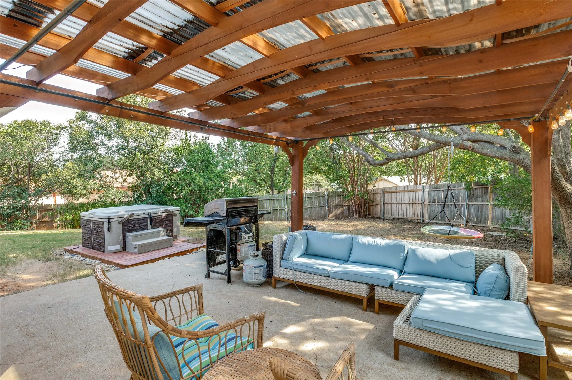 Single Family Residence For Sale in Tarrant County , 3217 Meadow Wood Lane, Bedford, Texas 76021, 3 Bedroom, 2 Bathroom, 2 Garage spaces, 1,405 Sqft, built in 1979, mls#21345944, Real Estate Agent in Bedford, Homes For Sale in Tarrant county, Homes For Sale in Bedford, Realtor in Bedford Texas, Real Estate Brokerage Independent Realty Texas, Luminita Cordes Realtor