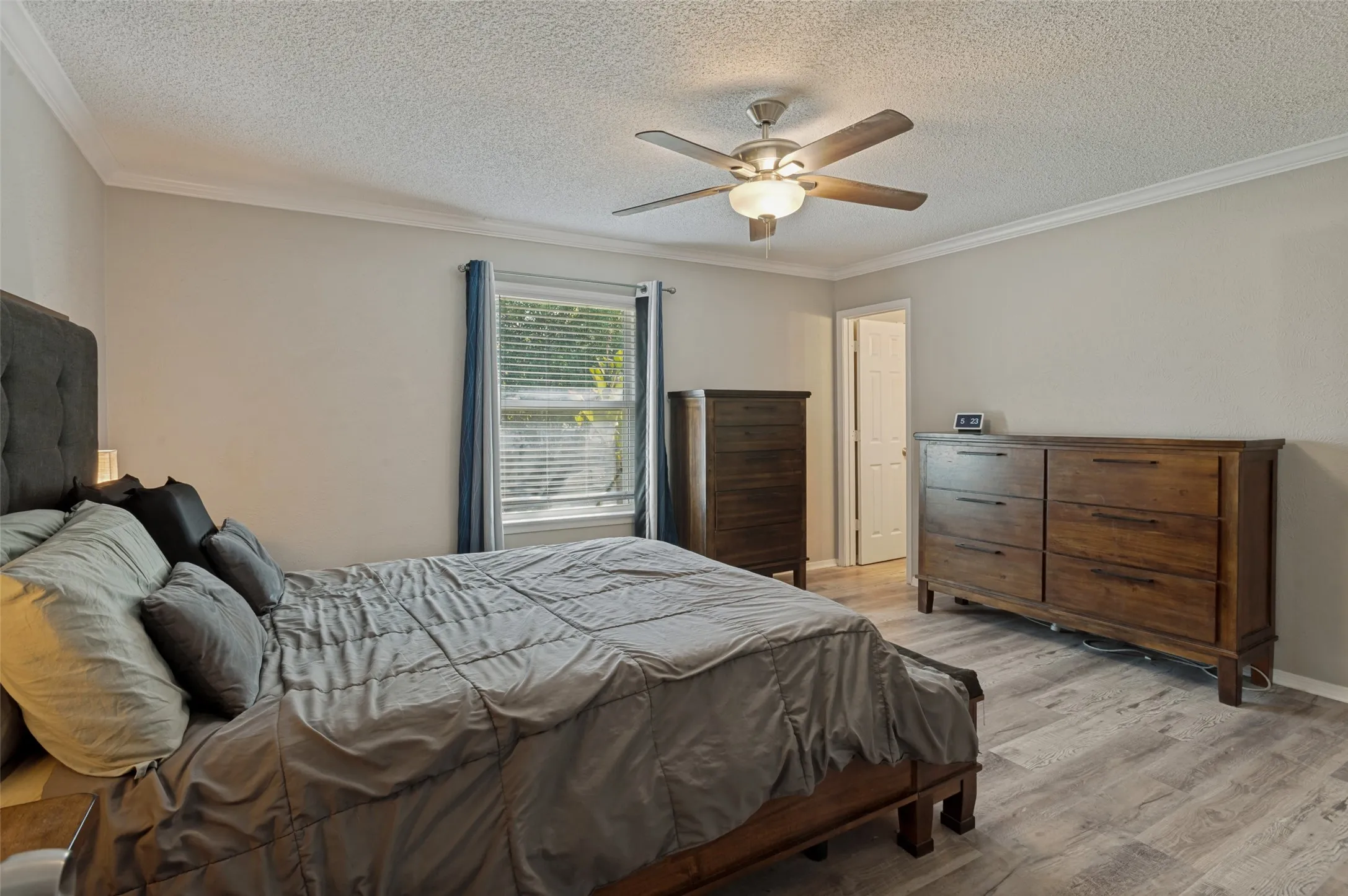 Single Family Residence For Sale in Tarrant County , 3217 Meadow Wood Lane, Bedford, Texas 76021, 3 Bedroom, 2 Bathroom, 2 Garage spaces, 1,405 Sqft, built in 1979, mls#21345944, Real Estate Agent in Bedford, Homes For Sale in Tarrant county, Homes For Sale in Bedford, Realtor in Bedford Texas, Real Estate Brokerage Independent Realty Texas, Luminita Cordes Realtor