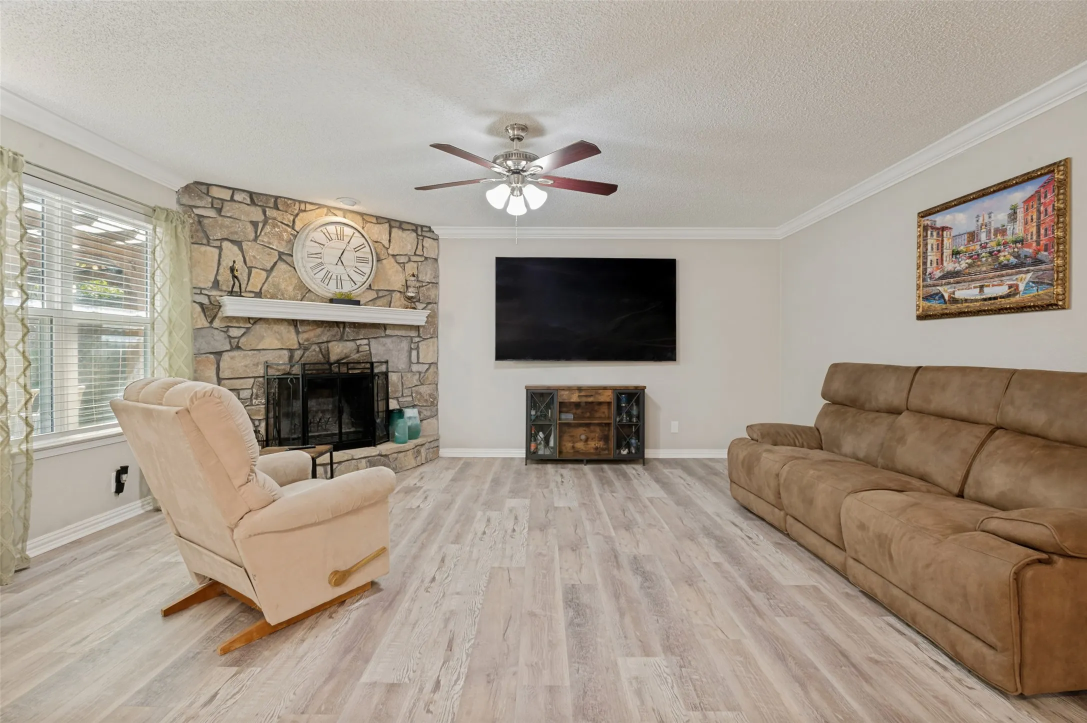 Single Family Residence For Sale in Tarrant County , 3217 Meadow Wood Lane, Bedford, Texas 76021, 3 Bedroom, 2 Bathroom, 2 Garage spaces, 1,405 Sqft, built in 1979, mls#21345944, Real Estate Agent in Bedford, Homes For Sale in Tarrant county, Homes For Sale in Bedford, Realtor in Bedford Texas, Real Estate Brokerage Independent Realty Texas, Luminita Cordes Realtor