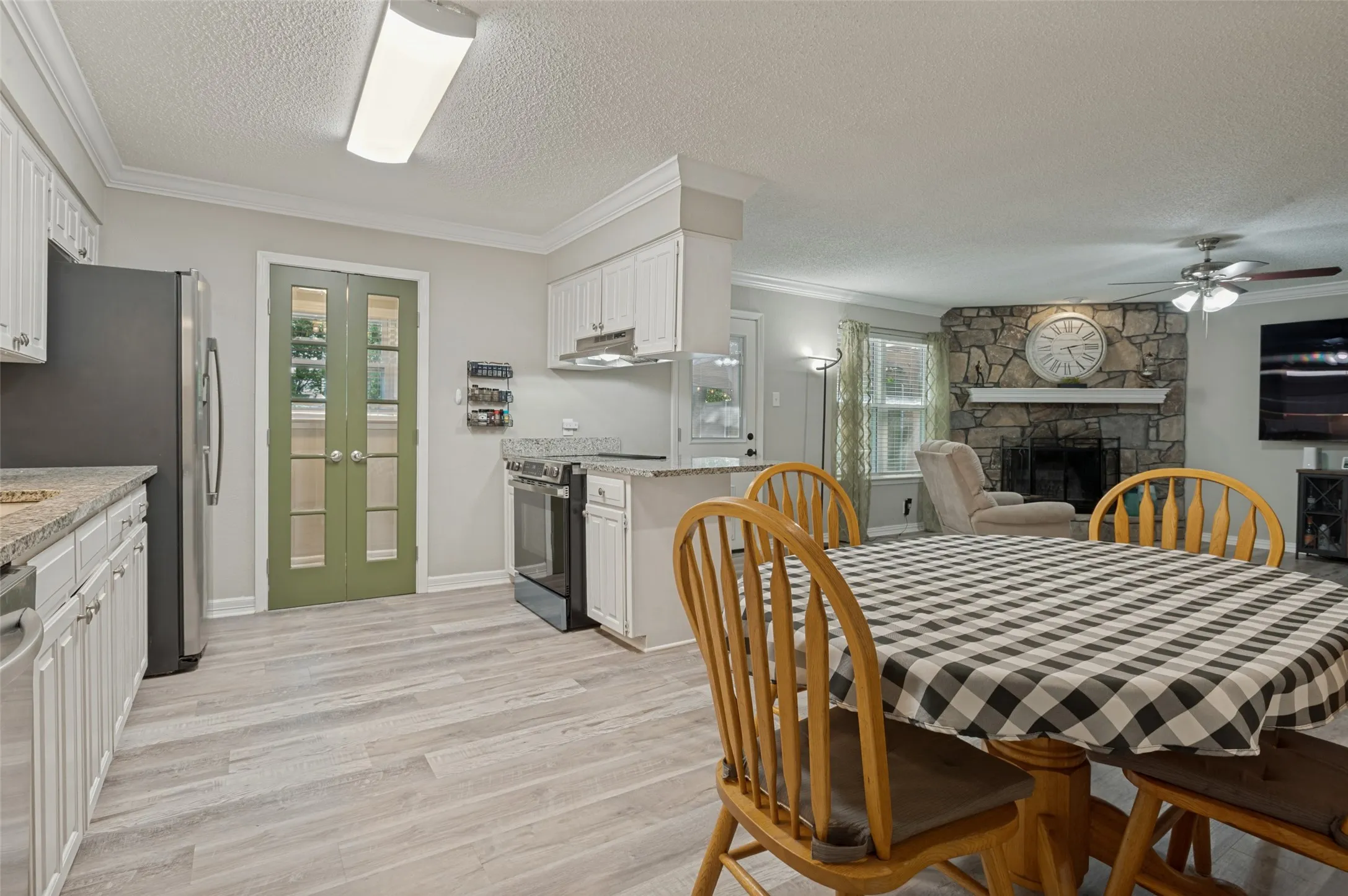 Single Family Residence For Sale in Tarrant County , 3217 Meadow Wood Lane, Bedford, Texas 76021, 3 Bedroom, 2 Bathroom, 2 Garage spaces, 1,405 Sqft, built in 1979, mls#21345944, Real Estate Agent in Bedford, Homes For Sale in Tarrant county, Homes For Sale in Bedford, Realtor in Bedford Texas, Real Estate Brokerage Independent Realty Texas, Luminita Cordes Realtor