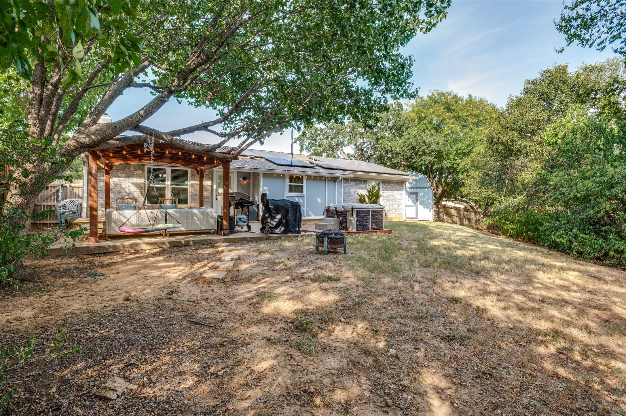 Single Family Residence For Sale in Tarrant County , 3217 Meadow Wood Lane, Bedford, Texas 76021, 3 Bedroom, 2 Bathroom, 2 Garage spaces, 1,405 Sqft, built in 1979, mls#21345944, Real Estate Agent in Bedford, Homes For Sale in Tarrant county, Homes For Sale in Bedford, Realtor in Bedford Texas, Real Estate Brokerage Independent Realty Texas, Luminita Cordes Realtor