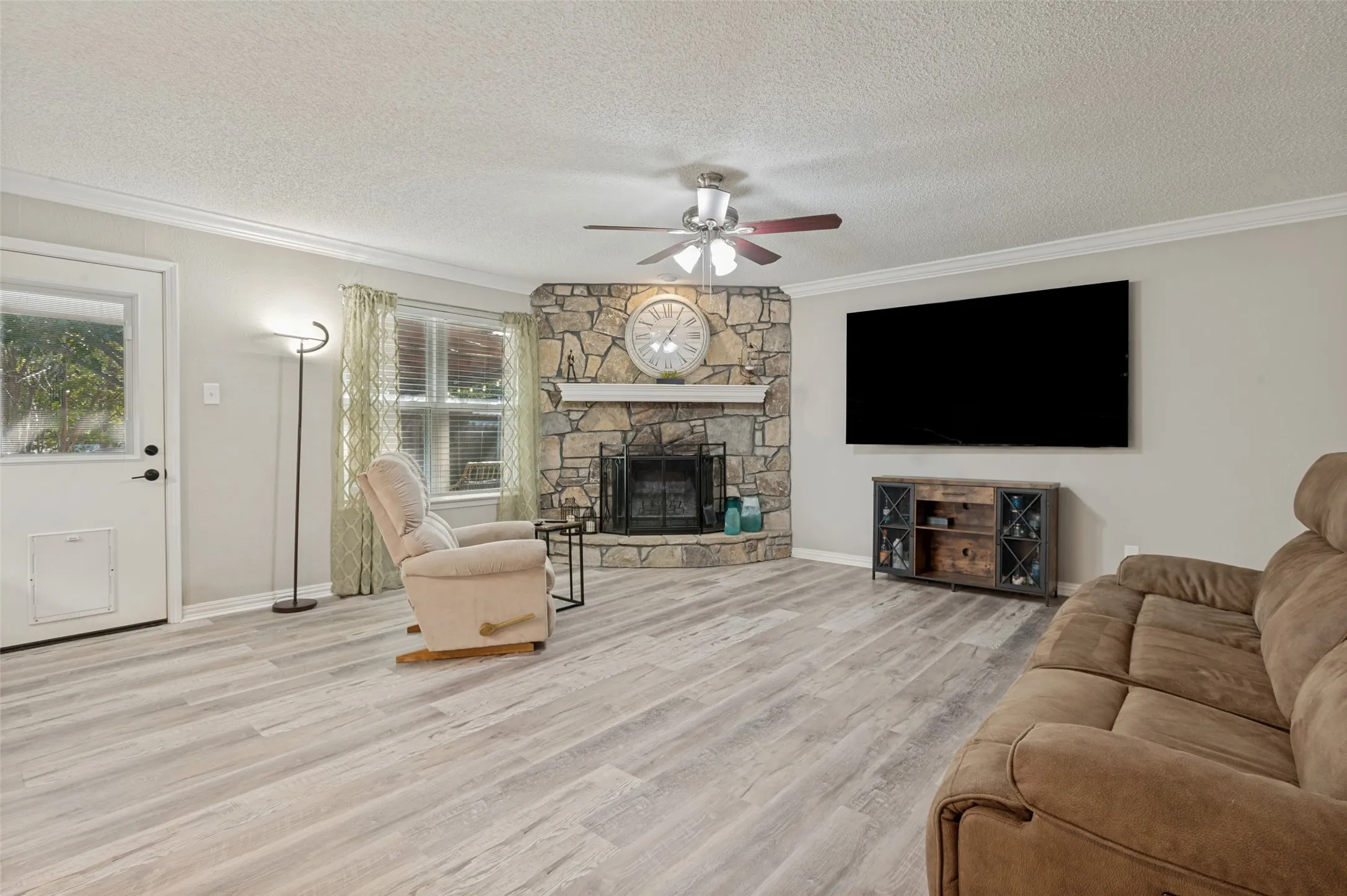 Single Family Residence For Sale in Tarrant County , 3217 Meadow Wood Lane, Bedford, Texas 76021, 3 Bedroom, 2 Bathroom, 2 Garage spaces, 1,405 Sqft, built in 1979, mls#21345944, Real Estate Agent in Bedford, Homes For Sale in Tarrant county, Homes For Sale in Bedford, Realtor in Bedford Texas, Real Estate Brokerage Independent Realty Texas, Luminita Cordes Realtor