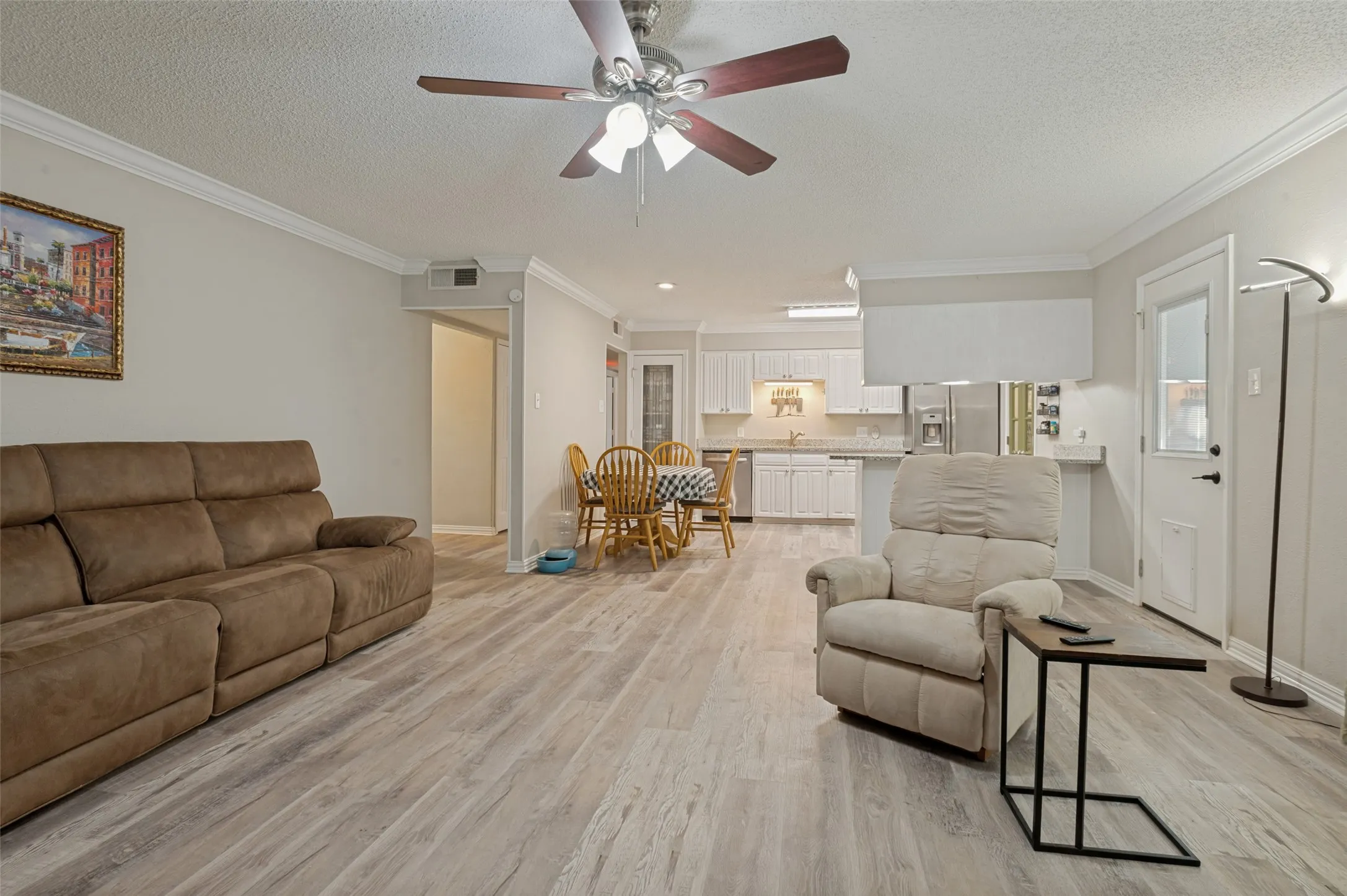 Single Family Residence For Sale in Tarrant County , 3217 Meadow Wood Lane, Bedford, Texas 76021, 3 Bedroom, 2 Bathroom, 2 Garage spaces, 1,405 Sqft, built in 1979, mls#21345944, Real Estate Agent in Bedford, Homes For Sale in Tarrant county, Homes For Sale in Bedford, Realtor in Bedford Texas, Real Estate Brokerage Independent Realty Texas, Luminita Cordes Realtor