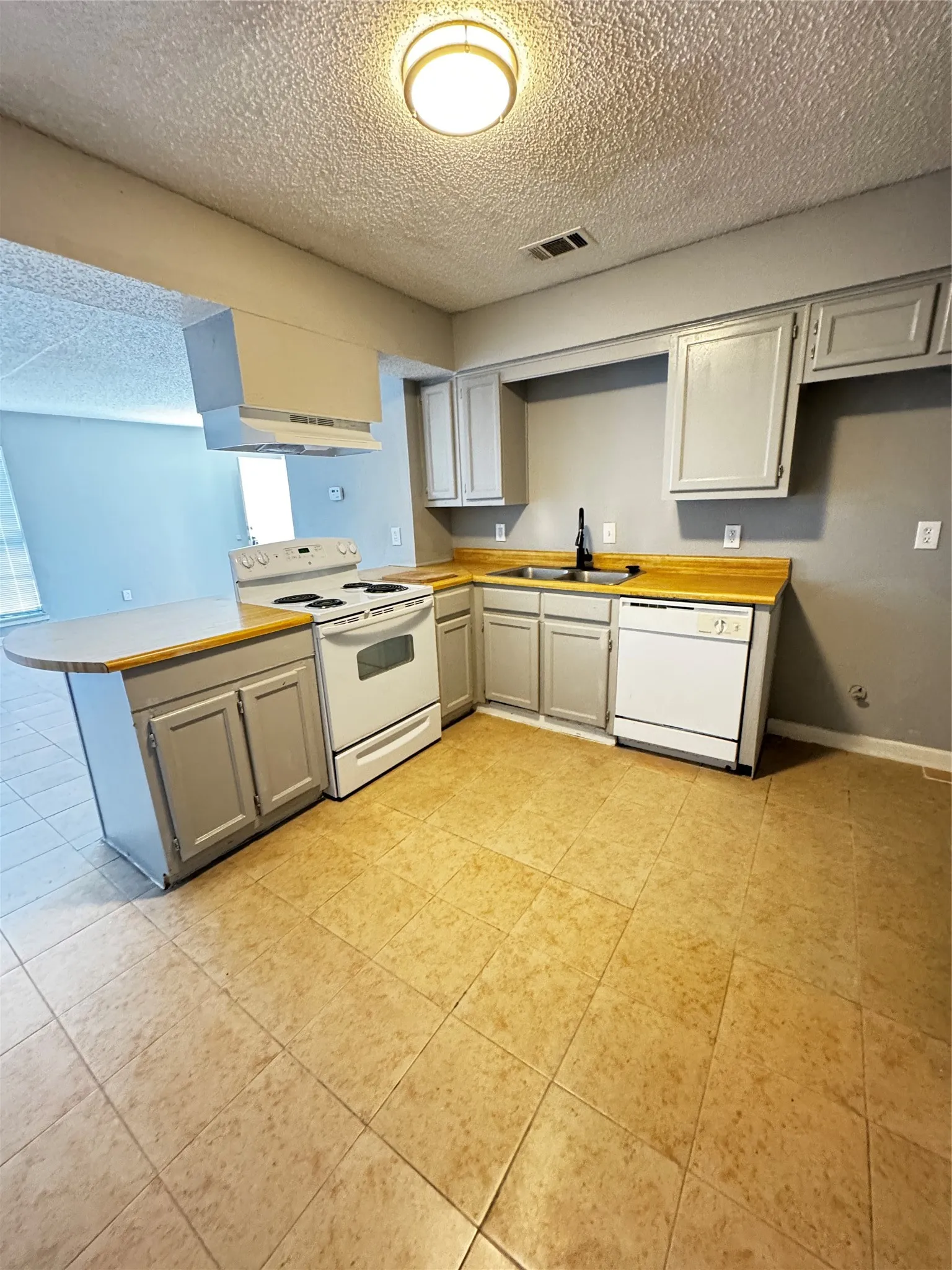 Duplex For Rent in Dallas County , 5410 Brookhollow Drive, Sachse, Texas 75048, 2 Bedroom, 2 Bathroom, 1 Garage spaces, 1,400 Sqft, built in 1983, mls#21346672, Real Estate Agent in Sachse, Homes For Rent in Dallas county, Homes For Rent in Sachse, Realtor in Sachse Texas, Real Estate Brokerage Independent Realty Texas, Luminita Cordes Realtor
