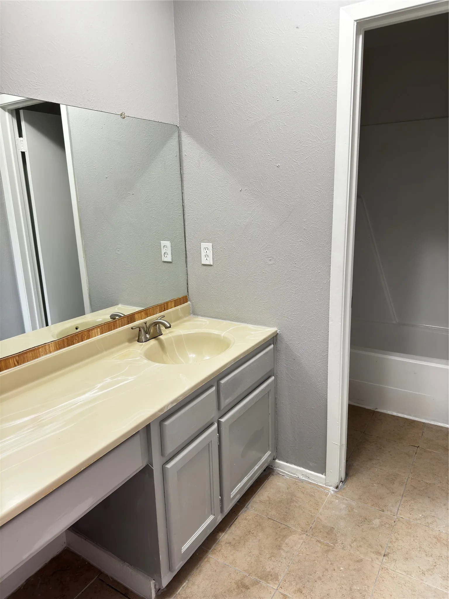 Duplex For Rent in Dallas County , 5410 Brookhollow Drive, Sachse, Texas 75048, 2 Bedroom, 2 Bathroom, 1 Garage spaces, 1,400 Sqft, built in 1983, mls#21346672, Real Estate Agent in Sachse, Homes For Rent in Dallas county, Homes For Rent in Sachse, Realtor in Sachse Texas, Real Estate Brokerage Independent Realty Texas, Luminita Cordes Realtor