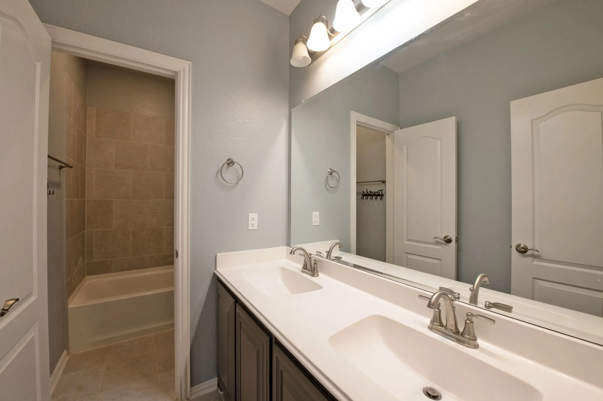 Single Family Residence For Sale in Kaufman County , 3603 Monticello Way, Forney, Texas 75126, 4 Bedroom, 3 Bathroom, 2 Garage spaces, 3,435 Sqft, built in 2021, mls#21346625, Real Estate Agent in Forney, Homes For Sale in Kaufman county, Homes For Sale in Forney, Realtor in Forney Texas, Real Estate Brokerage Independent Realty Texas, Luminita Cordes Realtor