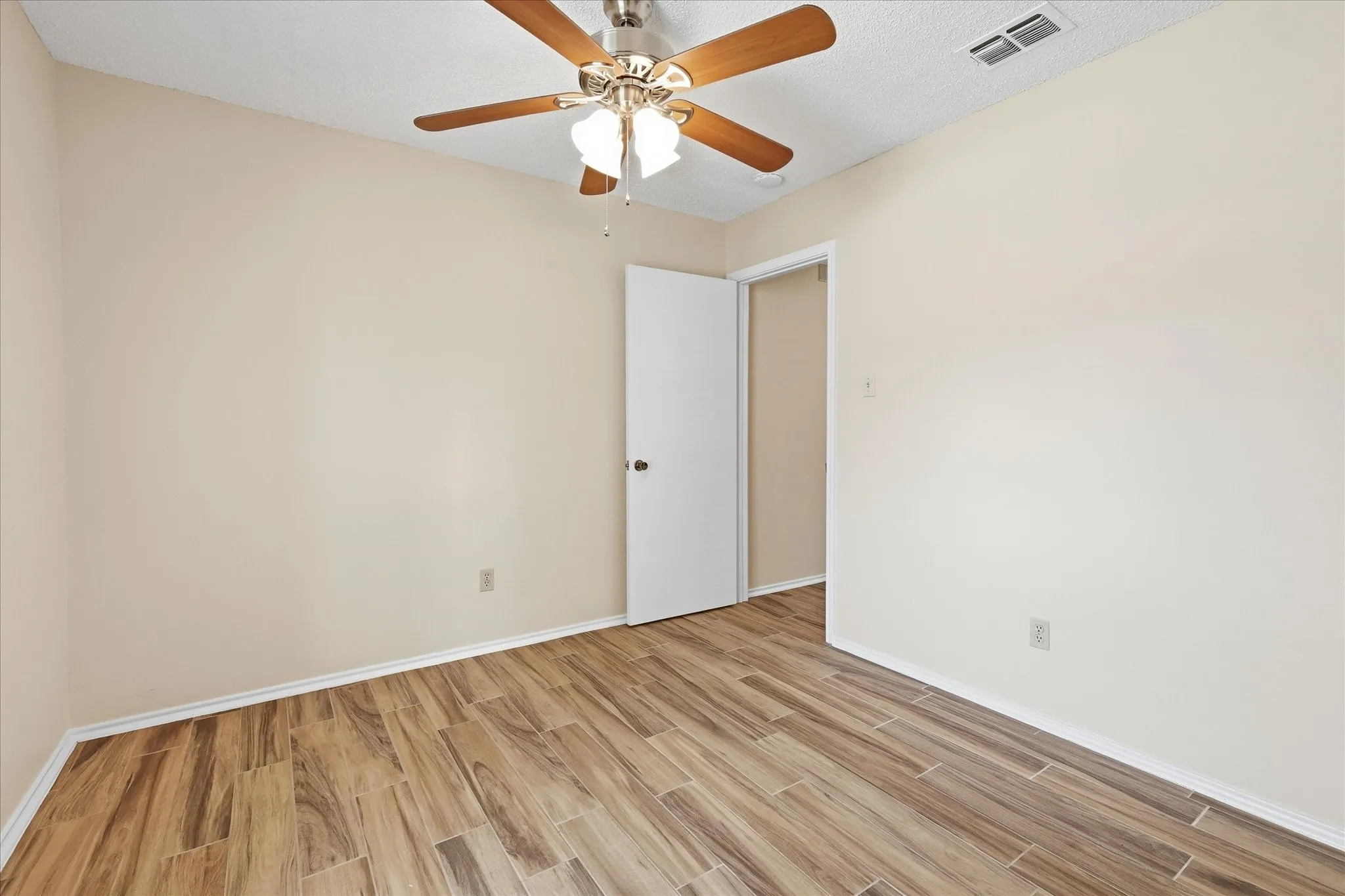 Single Family Residence For Sale in Tarrant County , 114 Glade Shadow Drive, Euless, Texas 76039, 2 Bedroom, 1 Bathroom, Garage spaces, 1,044 Sqft, built in 1984, mls#21346680, Real Estate Agent in Euless, Homes For Sale in Tarrant county, Homes For Sale in Euless, Realtor in Euless Texas, Real Estate Brokerage Independent Realty Texas, Luminita Cordes Realtor
