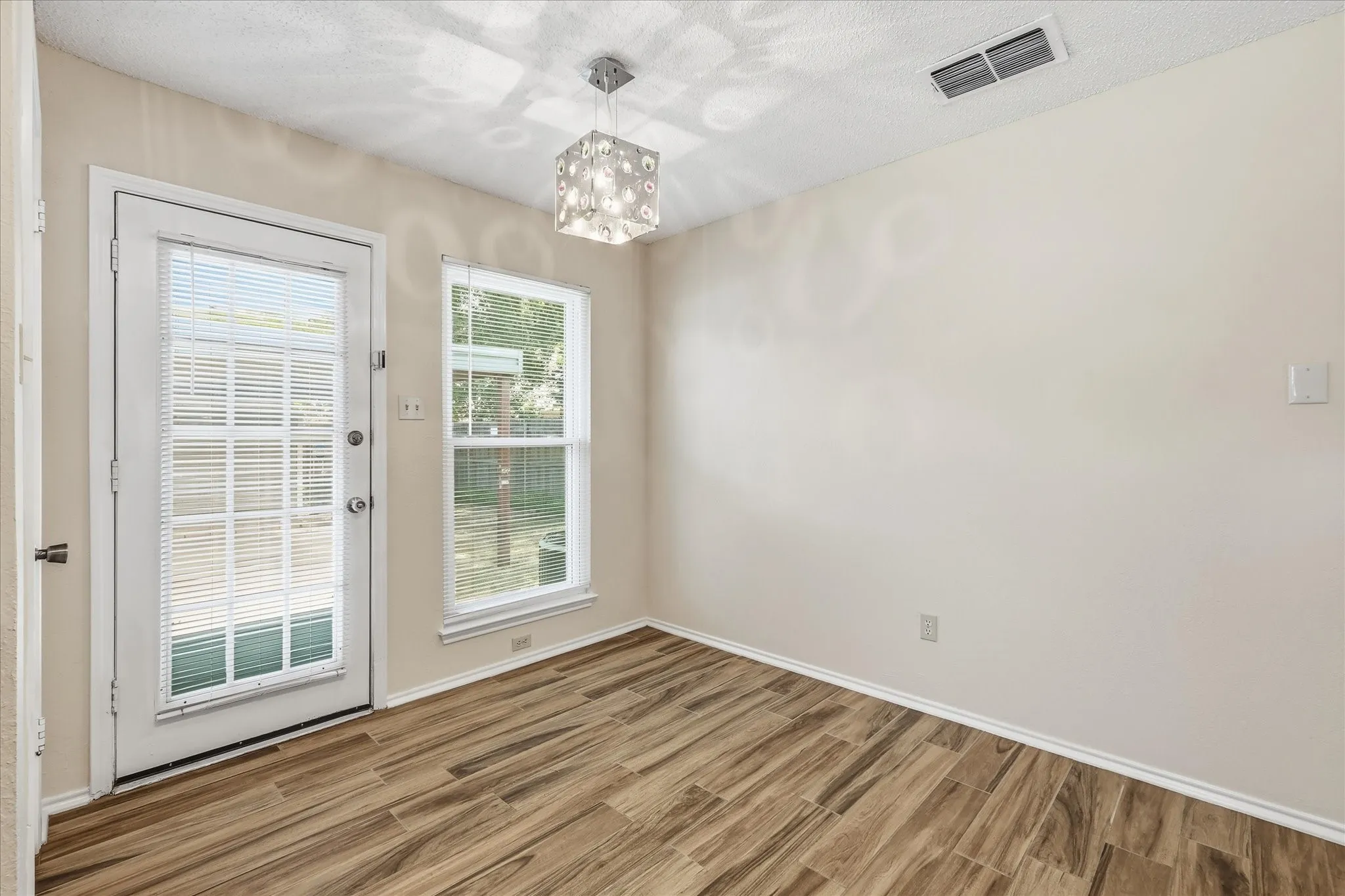 Single Family Residence For Sale in Tarrant County , 114 Glade Shadow Drive, Euless, Texas 76039, 2 Bedroom, 1 Bathroom, Garage spaces, 1,044 Sqft, built in 1984, mls#21346680, Real Estate Agent in Euless, Homes For Sale in Tarrant county, Homes For Sale in Euless, Realtor in Euless Texas, Real Estate Brokerage Independent Realty Texas, Luminita Cordes Realtor