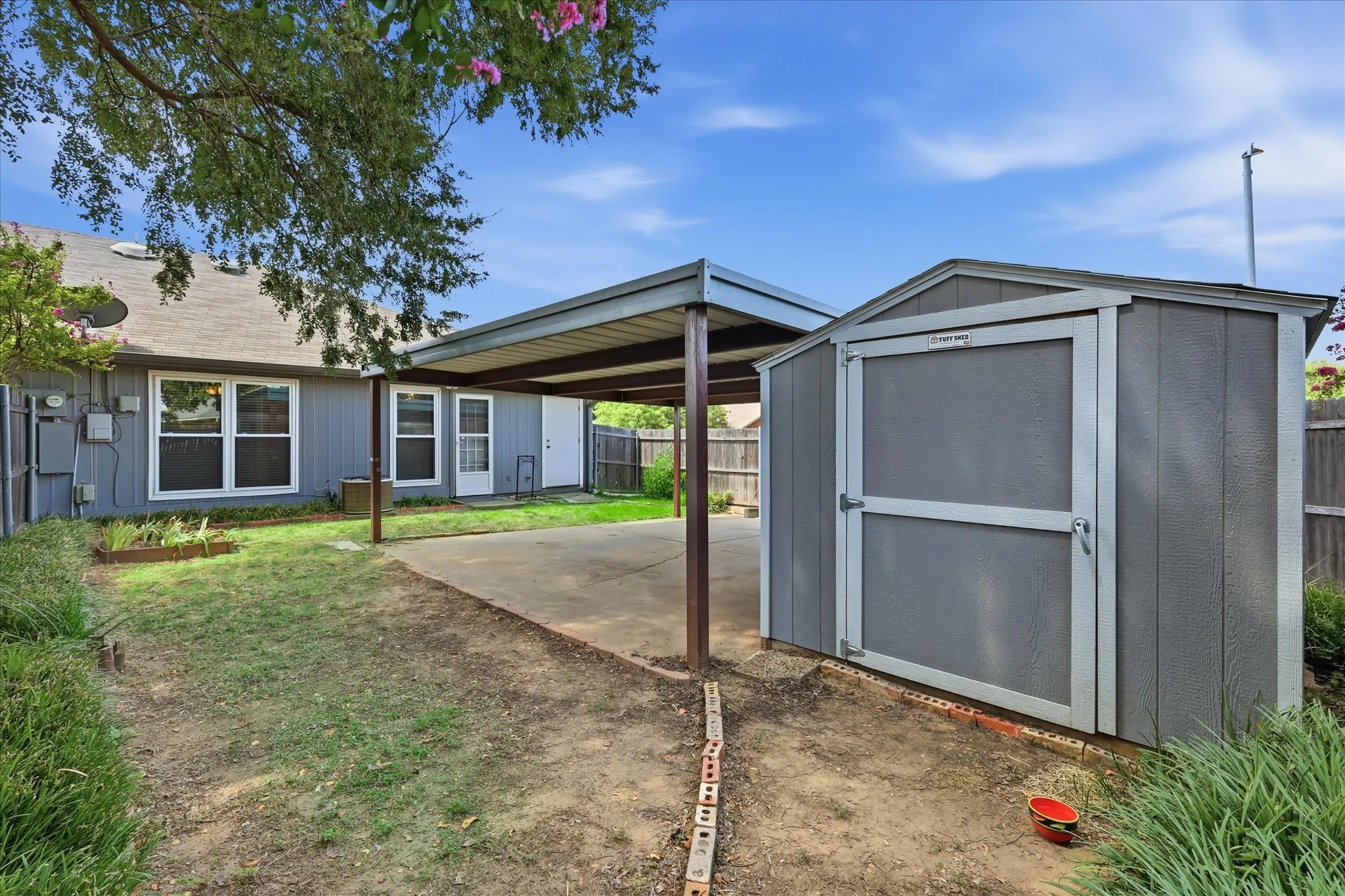 Single Family Residence For Sale in Tarrant County , 114 Glade Shadow Drive, Euless, Texas 76039, 2 Bedroom, 1 Bathroom, Garage spaces, 1,044 Sqft, built in 1984, mls#21346680, Real Estate Agent in Euless, Homes For Sale in Tarrant county, Homes For Sale in Euless, Realtor in Euless Texas, Real Estate Brokerage Independent Realty Texas, Luminita Cordes Realtor