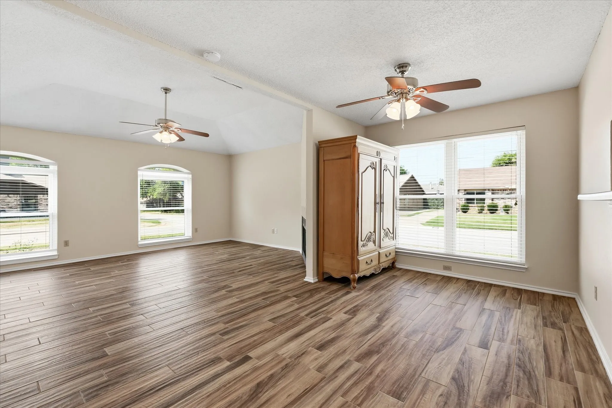 Single Family Residence For Sale in Tarrant County , 114 Glade Shadow Drive, Euless, Texas 76039, 2 Bedroom, 1 Bathroom, Garage spaces, 1,044 Sqft, built in 1984, mls#21346680, Real Estate Agent in Euless, Homes For Sale in Tarrant county, Homes For Sale in Euless, Realtor in Euless Texas, Real Estate Brokerage Independent Realty Texas, Luminita Cordes Realtor