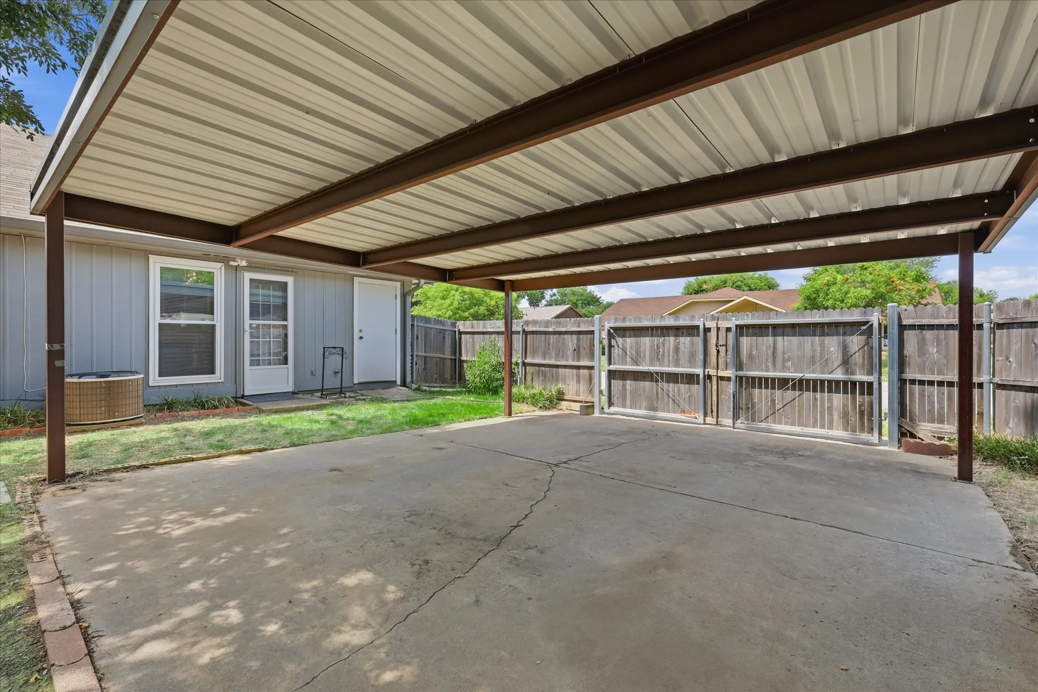 Single Family Residence For Sale in Tarrant County , 114 Glade Shadow Drive, Euless, Texas 76039, 2 Bedroom, 1 Bathroom, Garage spaces, 1,044 Sqft, built in 1984, mls#21346680, Real Estate Agent in Euless, Homes For Sale in Tarrant county, Homes For Sale in Euless, Realtor in Euless Texas, Real Estate Brokerage Independent Realty Texas, Luminita Cordes Realtor