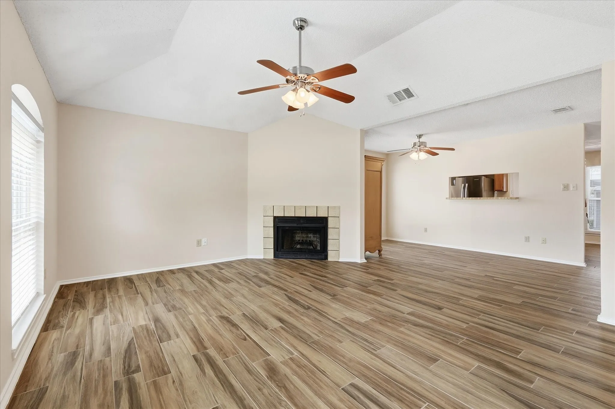 Single Family Residence For Sale in Tarrant County , 114 Glade Shadow Drive, Euless, Texas 76039, 2 Bedroom, 1 Bathroom, Garage spaces, 1,044 Sqft, built in 1984, mls#21346680, Real Estate Agent in Euless, Homes For Sale in Tarrant county, Homes For Sale in Euless, Realtor in Euless Texas, Real Estate Brokerage Independent Realty Texas, Luminita Cordes Realtor