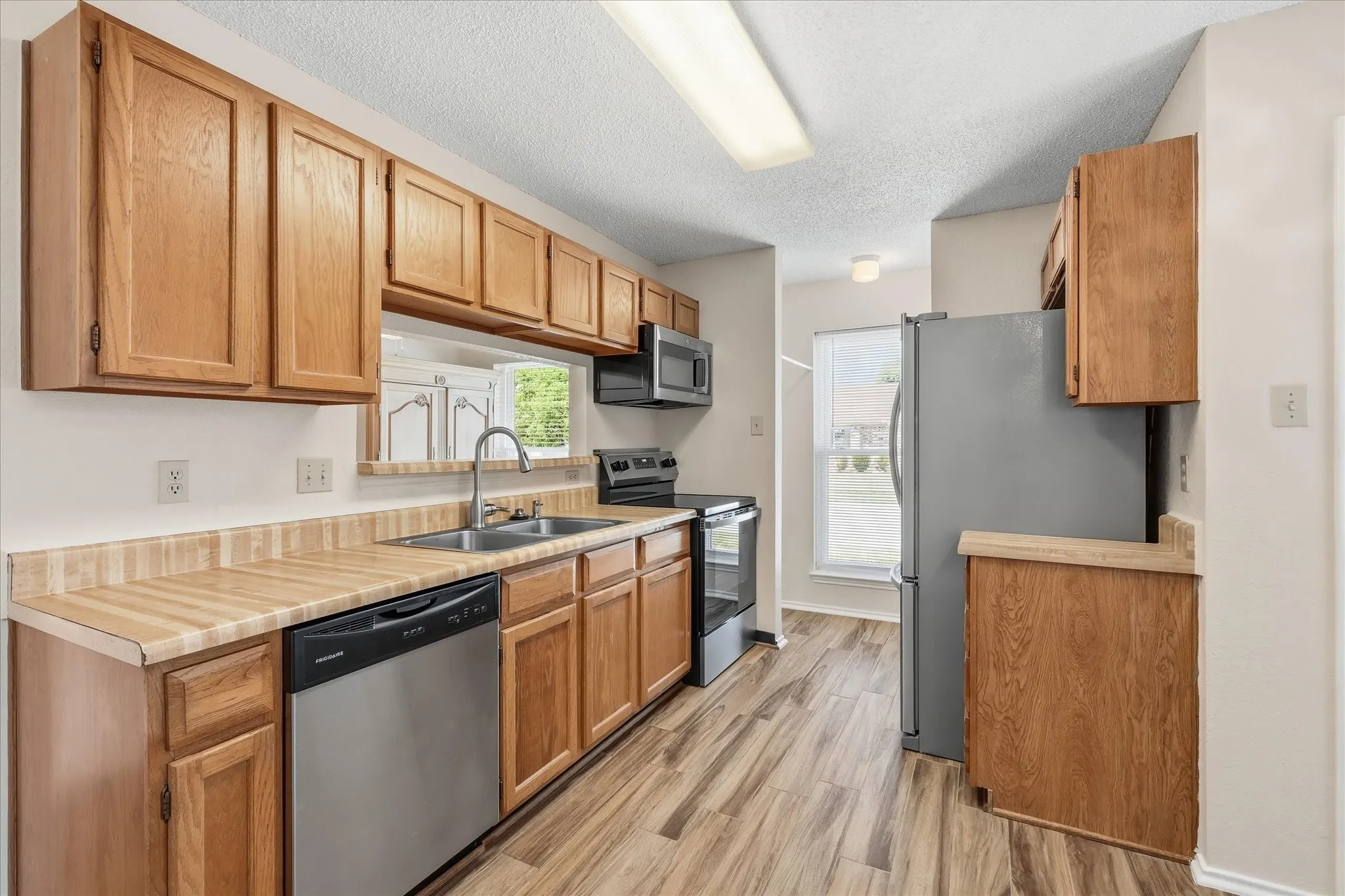 Single Family Residence For Sale in Tarrant County , 114 Glade Shadow Drive, Euless, Texas 76039, 2 Bedroom, 1 Bathroom, Garage spaces, 1,044 Sqft, built in 1984, mls#21346680, Real Estate Agent in Euless, Homes For Sale in Tarrant county, Homes For Sale in Euless, Realtor in Euless Texas, Real Estate Brokerage Independent Realty Texas, Luminita Cordes Realtor