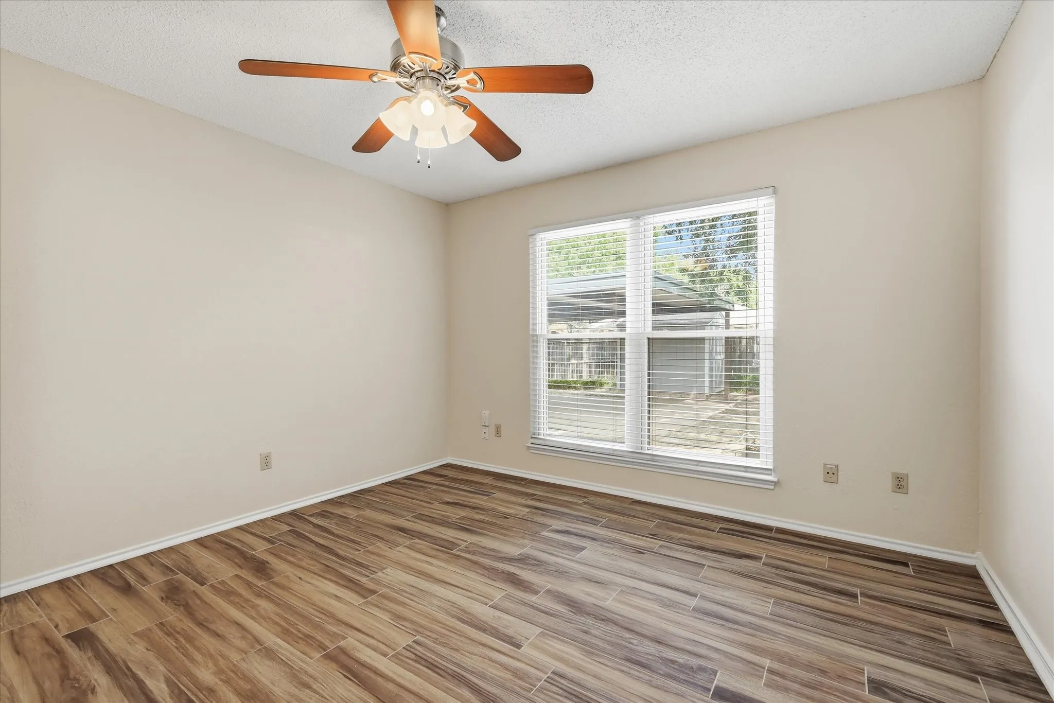 Single Family Residence For Sale in Tarrant County , 114 Glade Shadow Drive, Euless, Texas 76039, 2 Bedroom, 1 Bathroom, Garage spaces, 1,044 Sqft, built in 1984, mls#21346680, Real Estate Agent in Euless, Homes For Sale in Tarrant county, Homes For Sale in Euless, Realtor in Euless Texas, Real Estate Brokerage Independent Realty Texas, Luminita Cordes Realtor