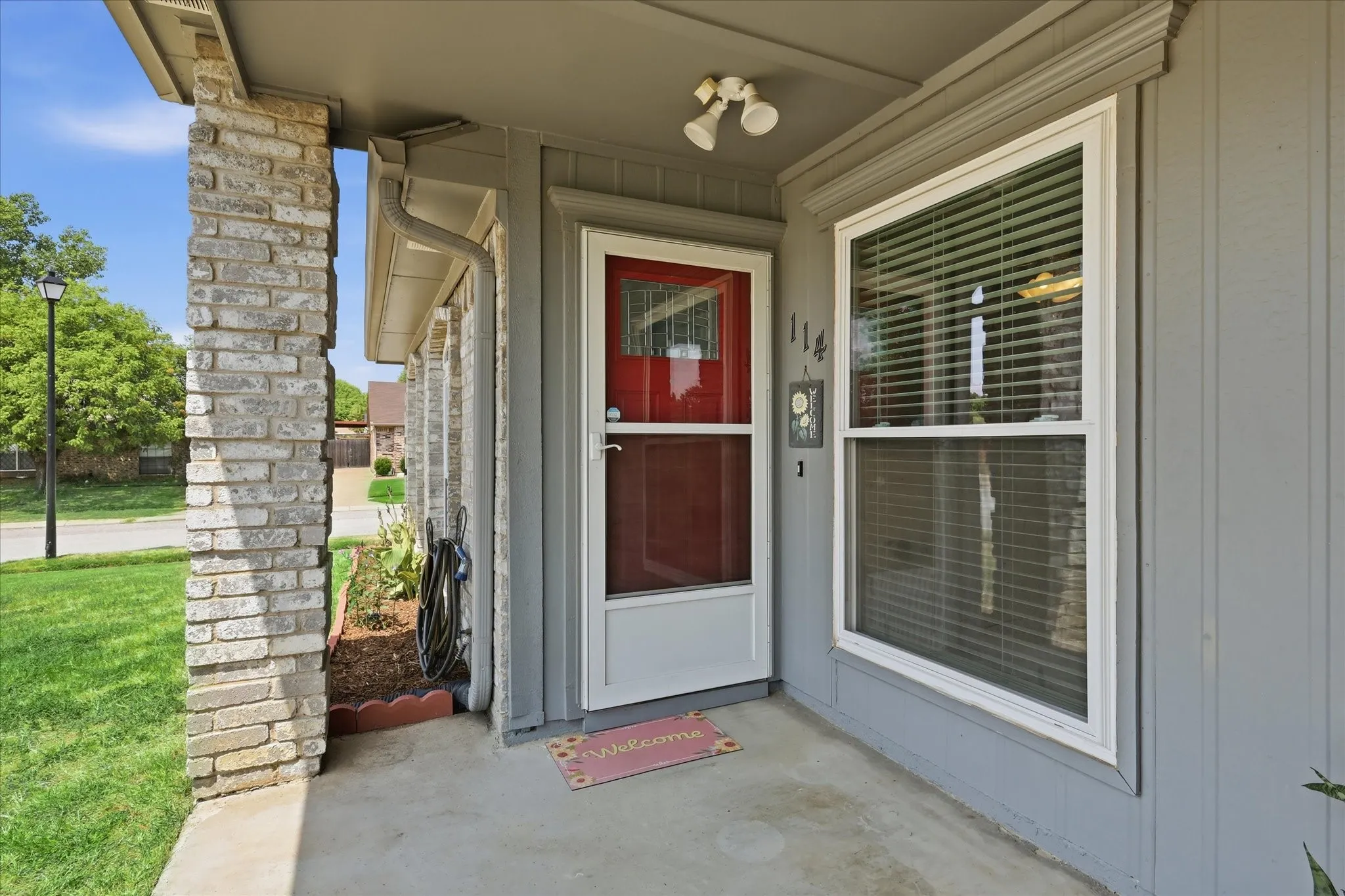 Single Family Residence For Sale in Tarrant County , 114 Glade Shadow Drive, Euless, Texas 76039, 2 Bedroom, 1 Bathroom, Garage spaces, 1,044 Sqft, built in 1984, mls#21346680, Real Estate Agent in Euless, Homes For Sale in Tarrant county, Homes For Sale in Euless, Realtor in Euless Texas, Real Estate Brokerage Independent Realty Texas, Luminita Cordes Realtor