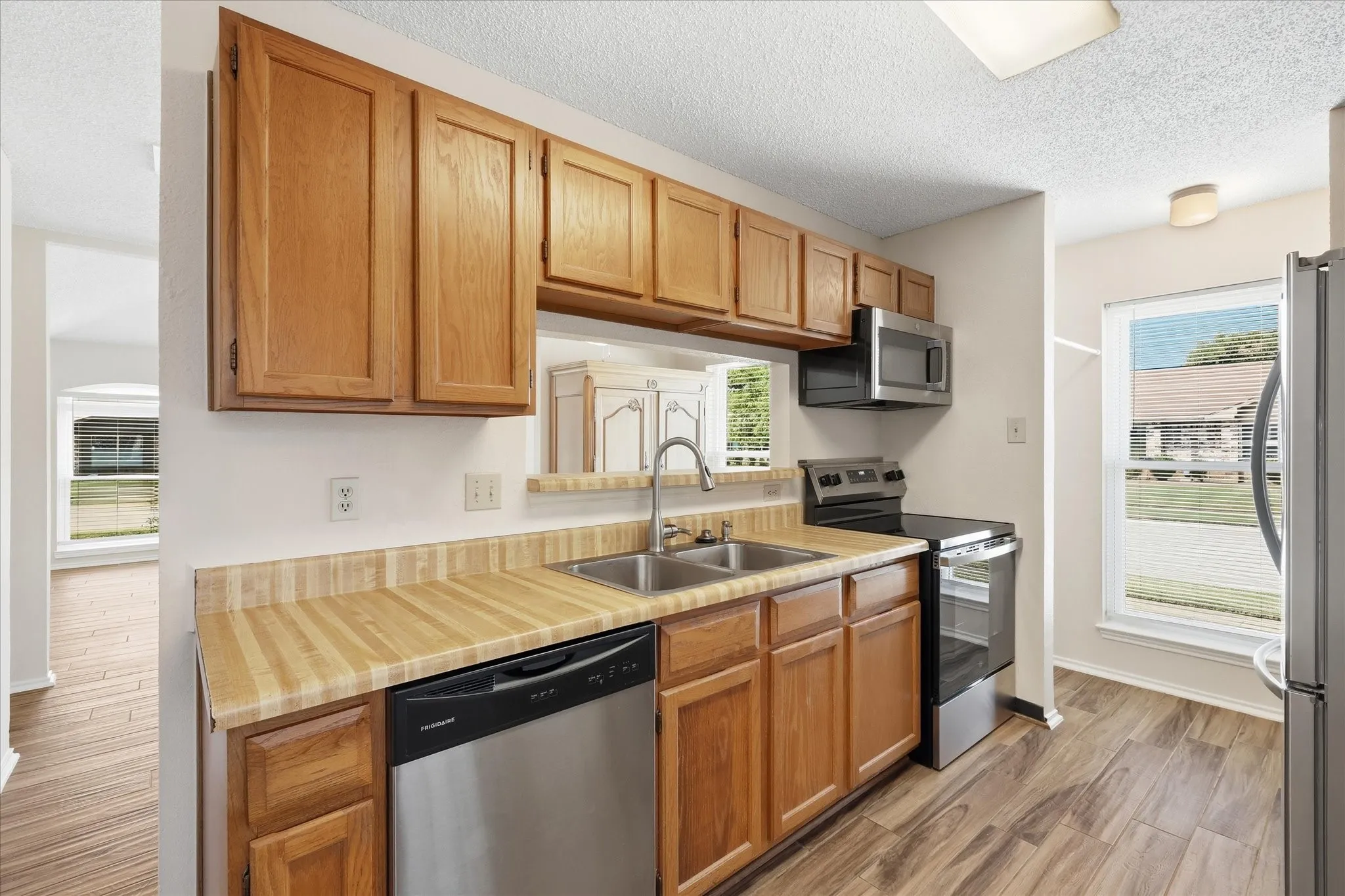 Single Family Residence For Sale in Tarrant County , 114 Glade Shadow Drive, Euless, Texas 76039, 2 Bedroom, 1 Bathroom, Garage spaces, 1,044 Sqft, built in 1984, mls#21346680, Real Estate Agent in Euless, Homes For Sale in Tarrant county, Homes For Sale in Euless, Realtor in Euless Texas, Real Estate Brokerage Independent Realty Texas, Luminita Cordes Realtor