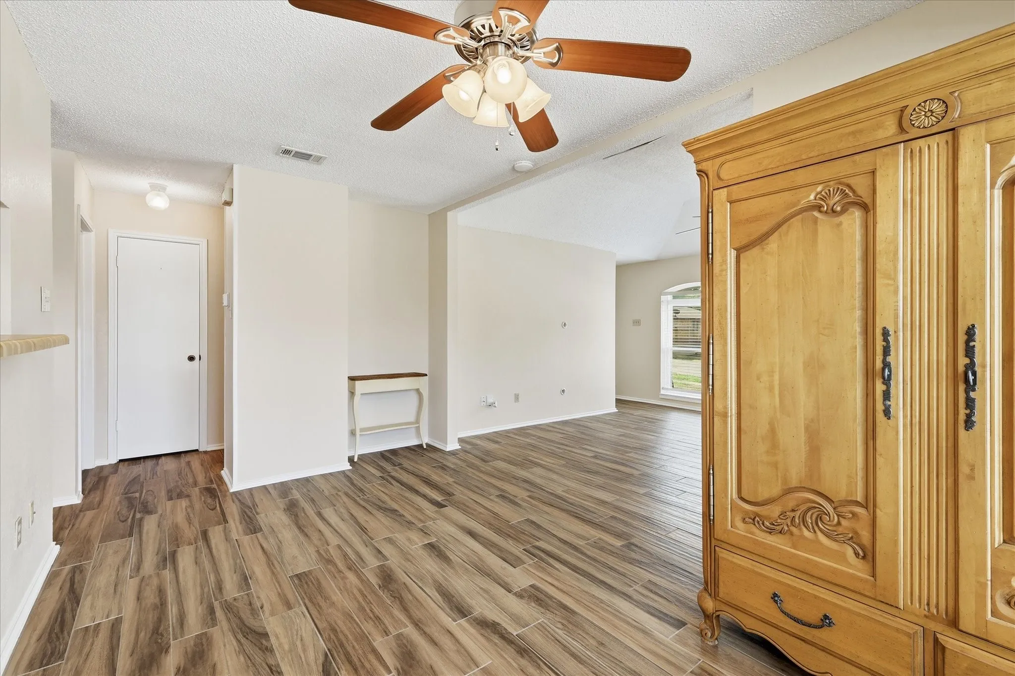 Single Family Residence For Sale in Tarrant County , 114 Glade Shadow Drive, Euless, Texas 76039, 2 Bedroom, 1 Bathroom, Garage spaces, 1,044 Sqft, built in 1984, mls#21346680, Real Estate Agent in Euless, Homes For Sale in Tarrant county, Homes For Sale in Euless, Realtor in Euless Texas, Real Estate Brokerage Independent Realty Texas, Luminita Cordes Realtor