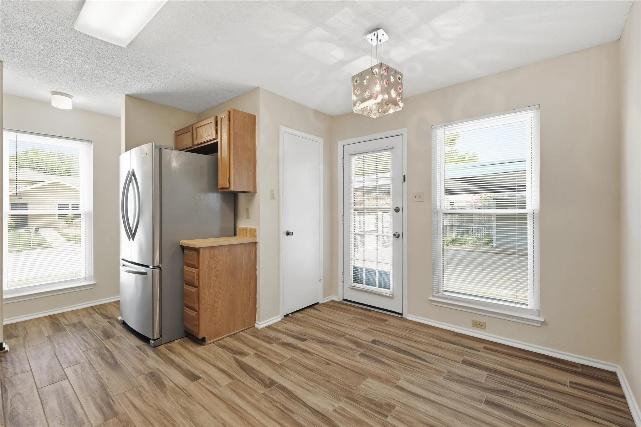 Single Family Residence For Sale in Tarrant County , 114 Glade Shadow Drive, Euless, Texas 76039, 2 Bedroom, 1 Bathroom, Garage spaces, 1,044 Sqft, built in 1984, mls#21346680, Real Estate Agent in Euless, Homes For Sale in Tarrant county, Homes For Sale in Euless, Realtor in Euless Texas, Real Estate Brokerage Independent Realty Texas, Luminita Cordes Realtor