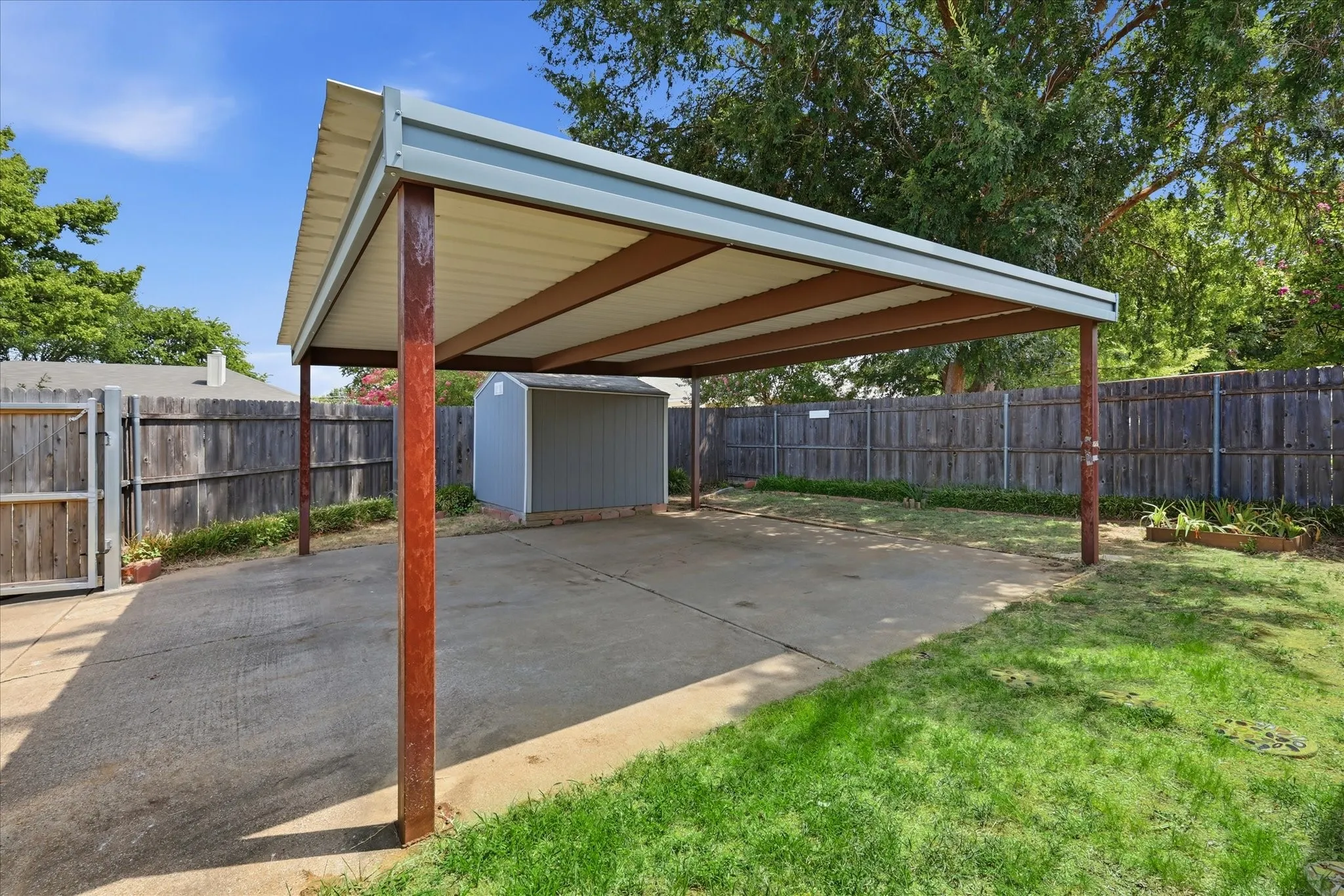 Single Family Residence For Sale in Tarrant County , 114 Glade Shadow Drive, Euless, Texas 76039, 2 Bedroom, 1 Bathroom, Garage spaces, 1,044 Sqft, built in 1984, mls#21346680, Real Estate Agent in Euless, Homes For Sale in Tarrant county, Homes For Sale in Euless, Realtor in Euless Texas, Real Estate Brokerage Independent Realty Texas, Luminita Cordes Realtor
