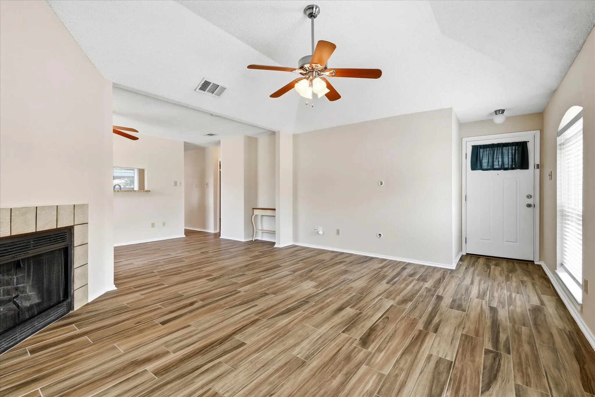 Single Family Residence For Sale in Tarrant County , 114 Glade Shadow Drive, Euless, Texas 76039, 2 Bedroom, 1 Bathroom, Garage spaces, 1,044 Sqft, built in 1984, mls#21346680, Real Estate Agent in Euless, Homes For Sale in Tarrant county, Homes For Sale in Euless, Realtor in Euless Texas, Real Estate Brokerage Independent Realty Texas, Luminita Cordes Realtor