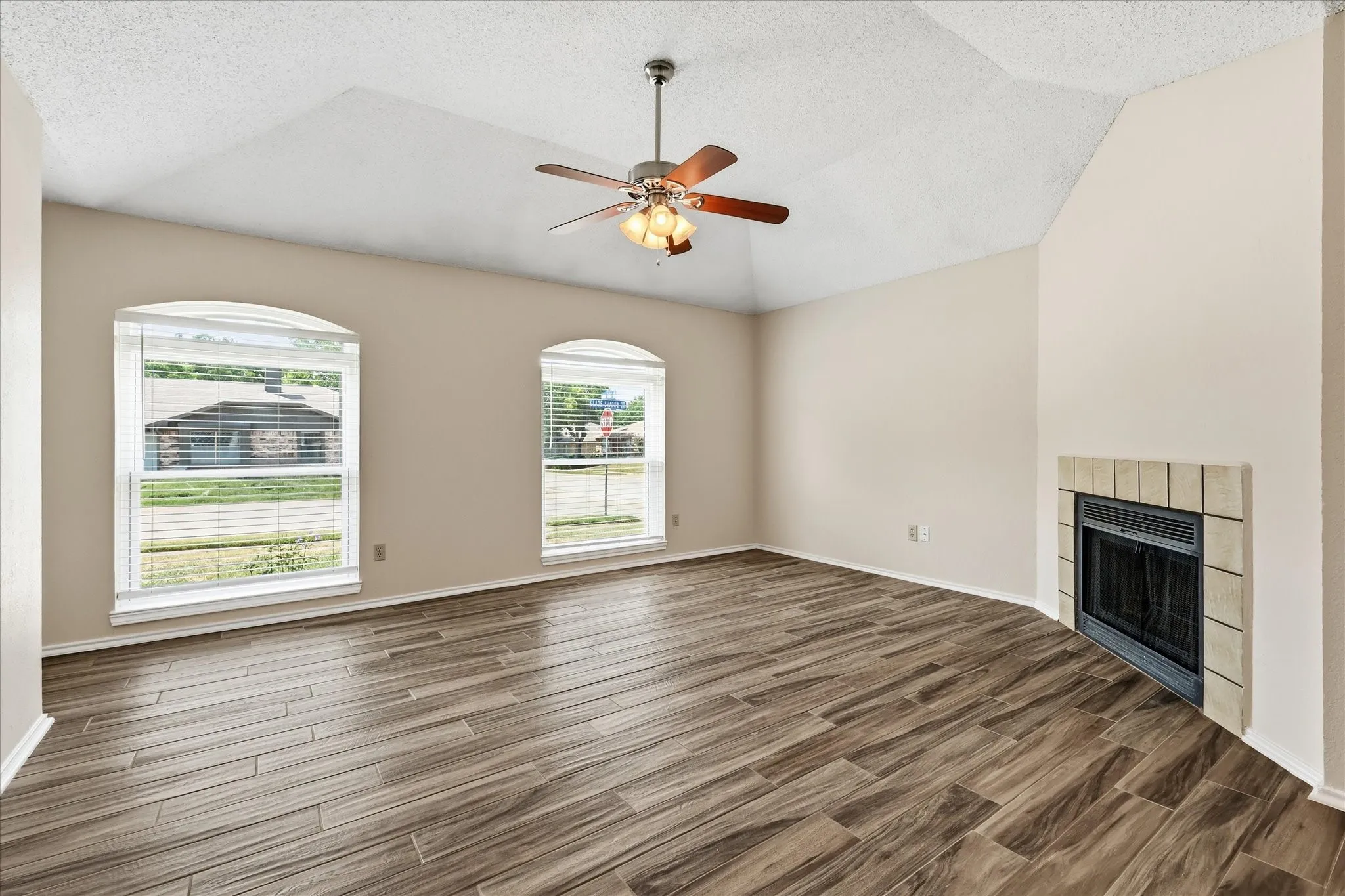 Single Family Residence For Sale in Tarrant County , 114 Glade Shadow Drive, Euless, Texas 76039, 2 Bedroom, 1 Bathroom, Garage spaces, 1,044 Sqft, built in 1984, mls#21346680, Real Estate Agent in Euless, Homes For Sale in Tarrant county, Homes For Sale in Euless, Realtor in Euless Texas, Real Estate Brokerage Independent Realty Texas, Luminita Cordes Realtor