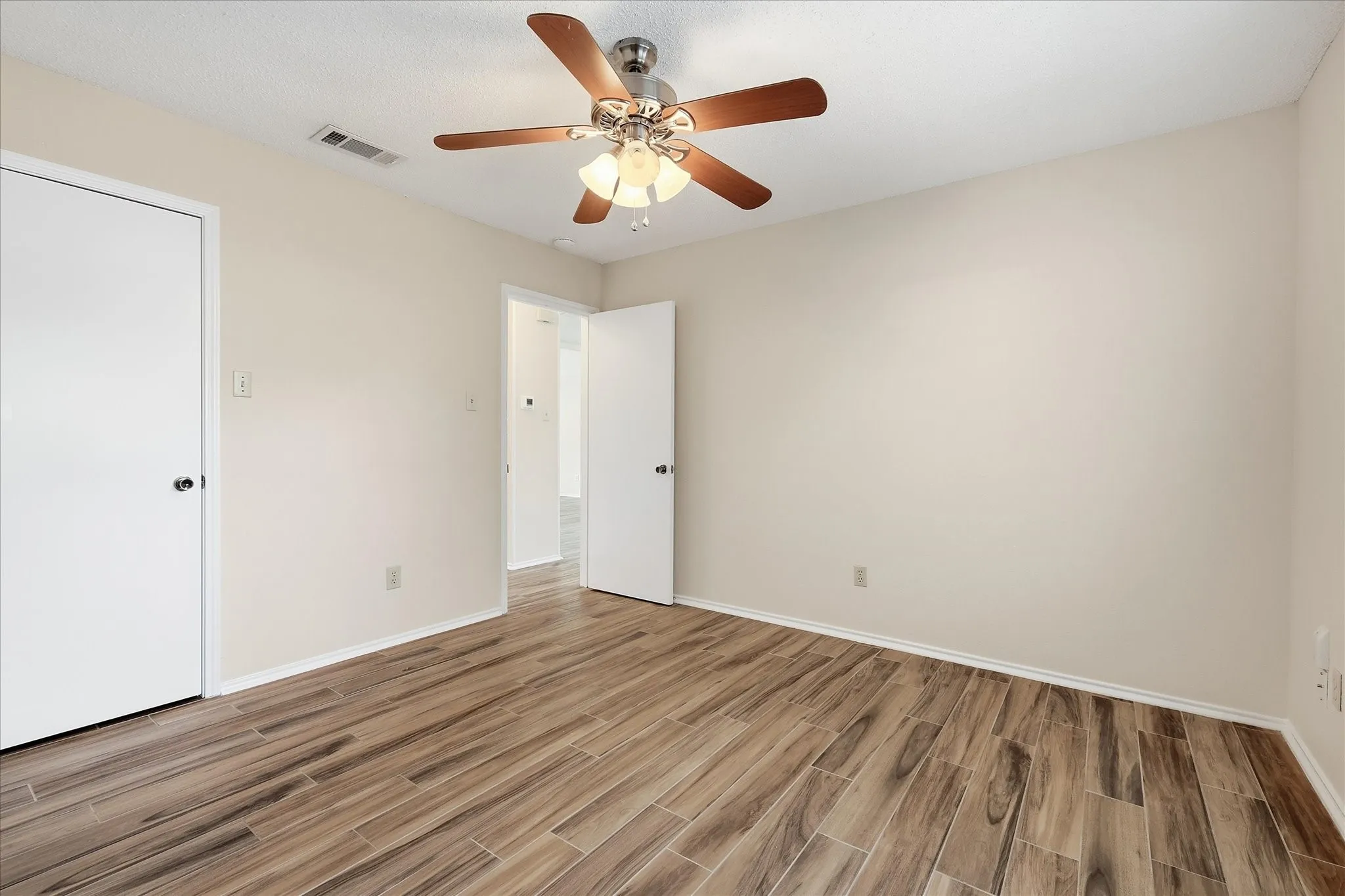 Single Family Residence For Sale in Tarrant County , 114 Glade Shadow Drive, Euless, Texas 76039, 2 Bedroom, 1 Bathroom, Garage spaces, 1,044 Sqft, built in 1984, mls#21346680, Real Estate Agent in Euless, Homes For Sale in Tarrant county, Homes For Sale in Euless, Realtor in Euless Texas, Real Estate Brokerage Independent Realty Texas, Luminita Cordes Realtor