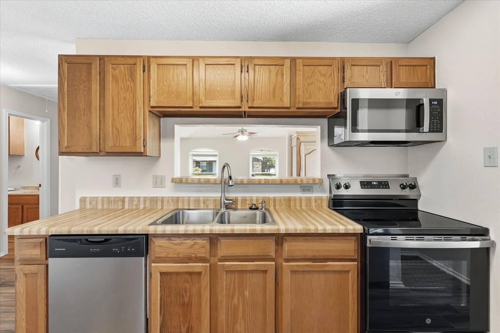 Single Family Residence For Sale in Tarrant County , 114 Glade Shadow Drive, Euless, Texas 76039, 2 Bedroom, 1 Bathroom, Garage spaces, 1,044 Sqft, built in 1984, mls#21346680, Real Estate Agent in Euless, Homes For Sale in Tarrant county, Homes For Sale in Euless, Realtor in Euless Texas, Real Estate Brokerage Independent Realty Texas, Luminita Cordes Realtor