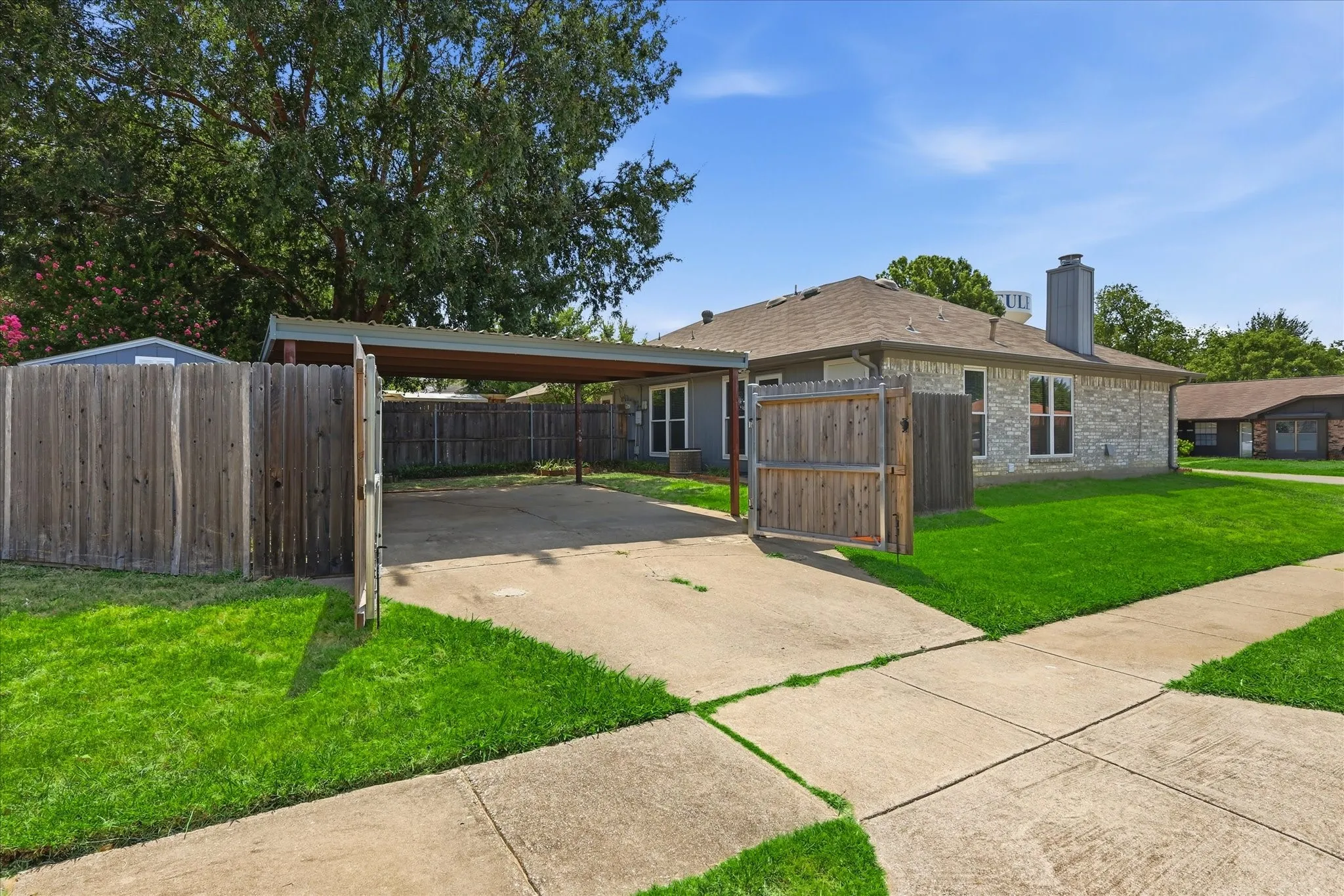 Single Family Residence For Sale in Tarrant County , 114 Glade Shadow Drive, Euless, Texas 76039, 2 Bedroom, 1 Bathroom, Garage spaces, 1,044 Sqft, built in 1984, mls#21346680, Real Estate Agent in Euless, Homes For Sale in Tarrant county, Homes For Sale in Euless, Realtor in Euless Texas, Real Estate Brokerage Independent Realty Texas, Luminita Cordes Realtor