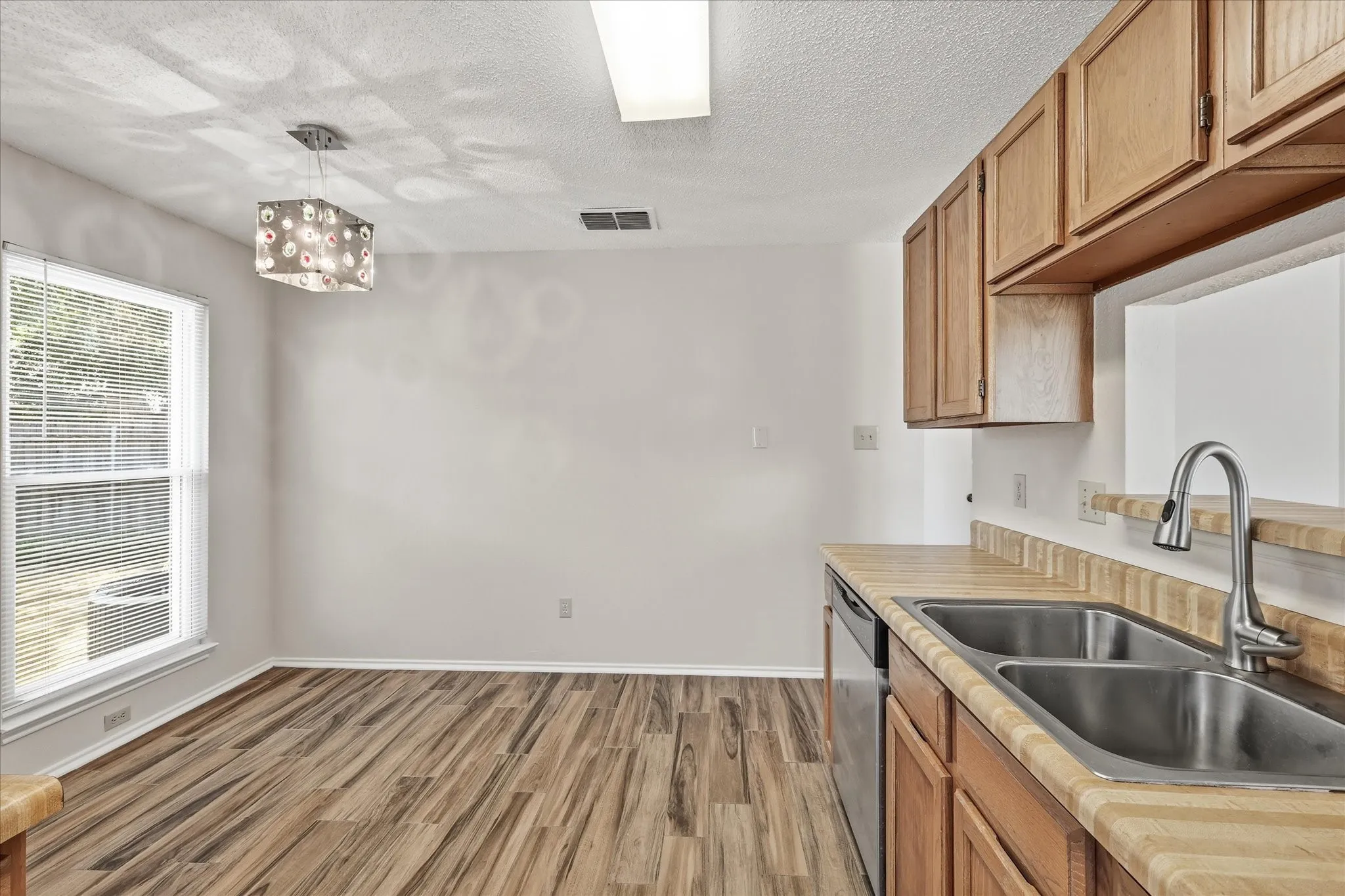 Single Family Residence For Sale in Tarrant County , 114 Glade Shadow Drive, Euless, Texas 76039, 2 Bedroom, 1 Bathroom, Garage spaces, 1,044 Sqft, built in 1984, mls#21346680, Real Estate Agent in Euless, Homes For Sale in Tarrant county, Homes For Sale in Euless, Realtor in Euless Texas, Real Estate Brokerage Independent Realty Texas, Luminita Cordes Realtor