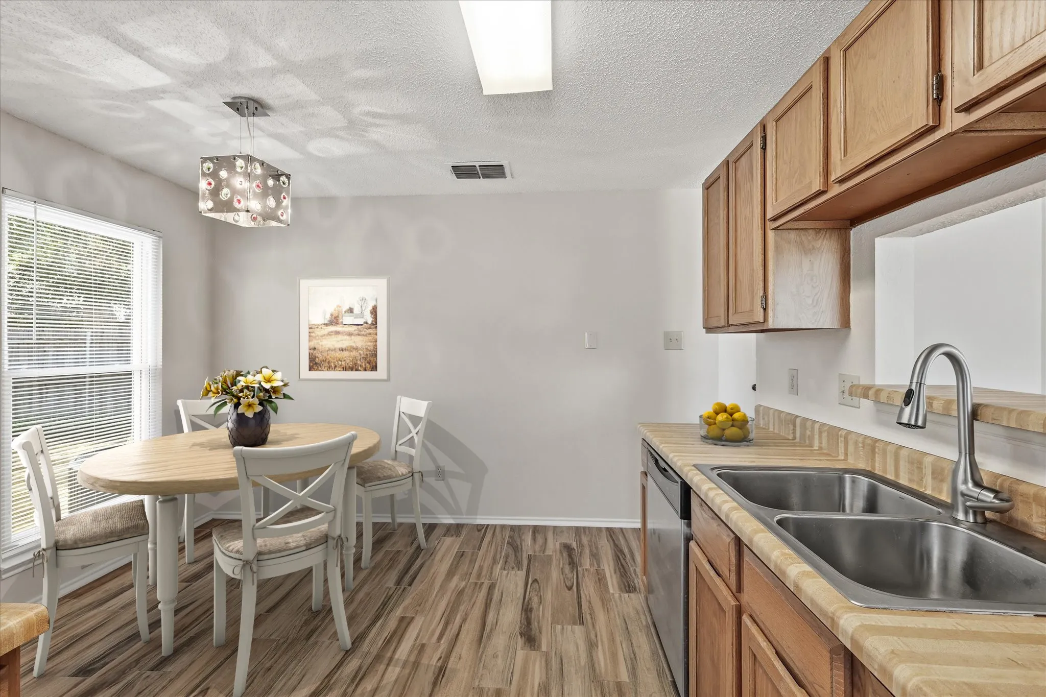 Single Family Residence For Sale in Tarrant County , 114 Glade Shadow Drive, Euless, Texas 76039, 2 Bedroom, 1 Bathroom, Garage spaces, 1,044 Sqft, built in 1984, mls#21346680, Real Estate Agent in Euless, Homes For Sale in Tarrant county, Homes For Sale in Euless, Realtor in Euless Texas, Real Estate Brokerage Independent Realty Texas, Luminita Cordes Realtor