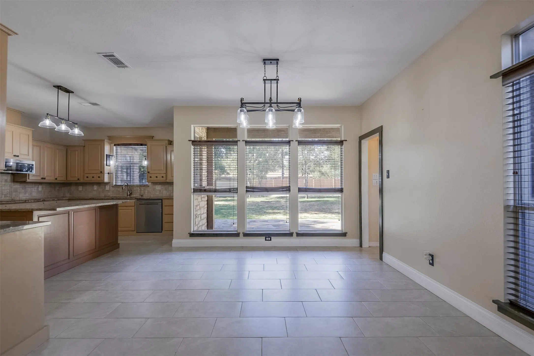 Single Family Residence For Sale in Parker County , 102 Tiffany Trail, Weatherford, Texas 76086, 4 Bedroom, 4 Bathroom, 2 Garage spaces, 2,943 Sqft, built in 1999, mls#21343308, Real Estate Agent in Weatherford, Homes For Sale in Parker county, Homes For Sale in Weatherford, Realtor in Weatherford Texas, Real Estate Brokerage Independent Realty Texas, Luminita Cordes Realtor