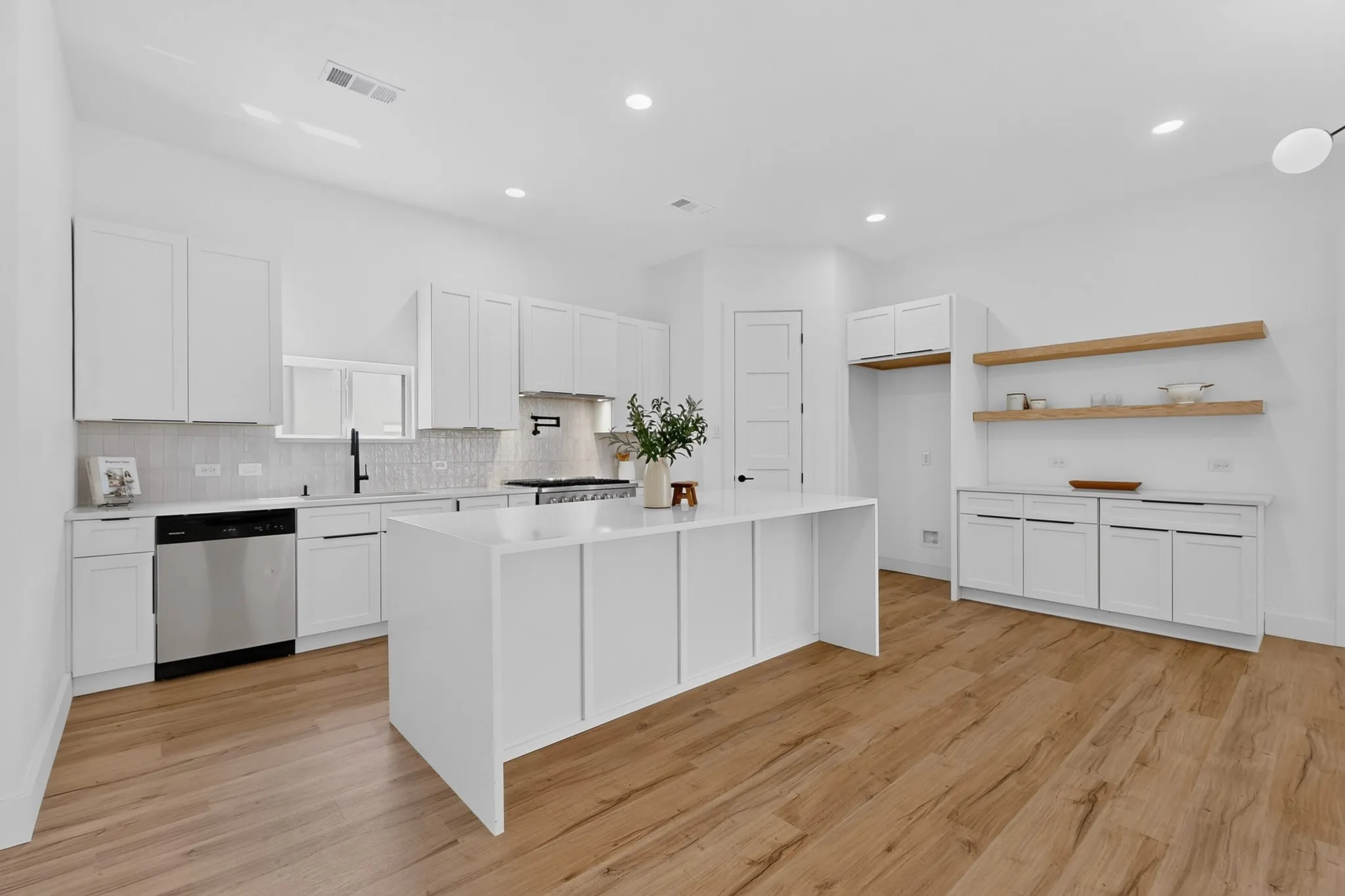 Single Family Residence For Sale in Kaufman County , 609 E Grove Street, Kaufman, Texas 75142, 3 Bedrooms, 4 Bathrooms, 2 Garage spaces, 1,828 Sqft, built in 2026, Price $374,900, mls#21346458, Real Estate Agent in Kaufman, Homes For Sale in Kaufman county, Homes For Sale in Kaufman, Realtor in Kaufman Texas, Real Estate Brokerage Independent Realty Texas, Luminita Cordes Realtor