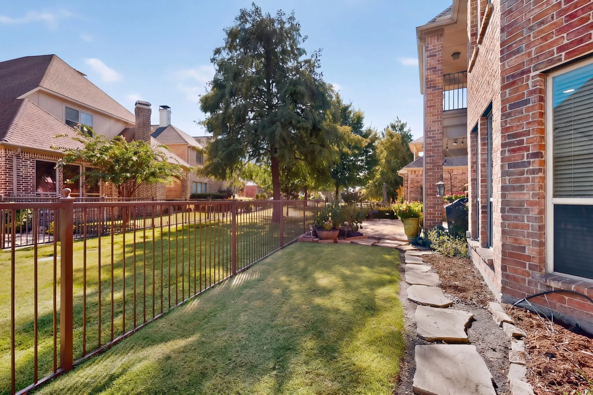 Single Family Residence For Sale in Collin County , 20 Glistening Pond Drive, Frisco, Texas 75034, 4 Bedroom, 4 Bathroom, 2 Garage spaces, 3,476 Sqft, built in 2005, mls#21346350, Real Estate Agent in Frisco, Homes For Sale in Collin county, Homes For Sale in Frisco, Realtor in Frisco Texas, Real Estate Brokerage Independent Realty Texas, Luminita Cordes Realtor