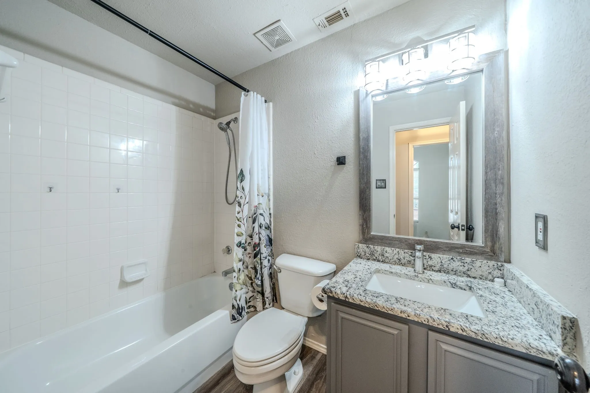 Single Family Residence For Sale in Tarrant County , 7105 Stephanie Court, North Richland Hills, Texas 76182, 3 Bedroom, 2 Bathroom, 2 Garage spaces, 1,980 Sqft, built in 1999, mls#21345888, Real Estate Agent in North Richland Hills, Homes For Sale in Tarrant county, Homes For Sale in North Richland Hills, Realtor in North Richland Hills Texas, Real Estate Brokerage Independent Realty Texas, Luminita Cordes Realtor