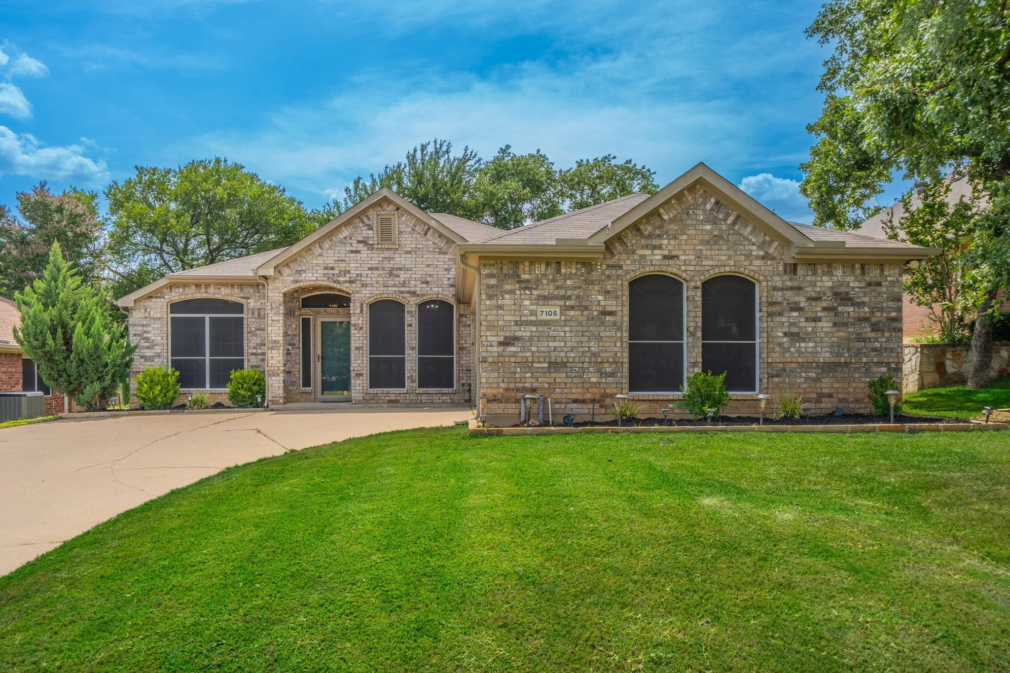 Single Family Residence For Sale in Tarrant County , 7105 Stephanie Court, North Richland Hills, Texas 76182, 3 Bedroom, 2 Bathroom, 2 Garage spaces, 1,980 Sqft, built in 1999, mls#21345888, Real Estate Agent in North Richland Hills, Homes For Sale in Tarrant county, Homes For Sale in North Richland Hills, Realtor in North Richland Hills Texas, Real Estate Brokerage Independent Realty Texas, Luminita Cordes Realtor