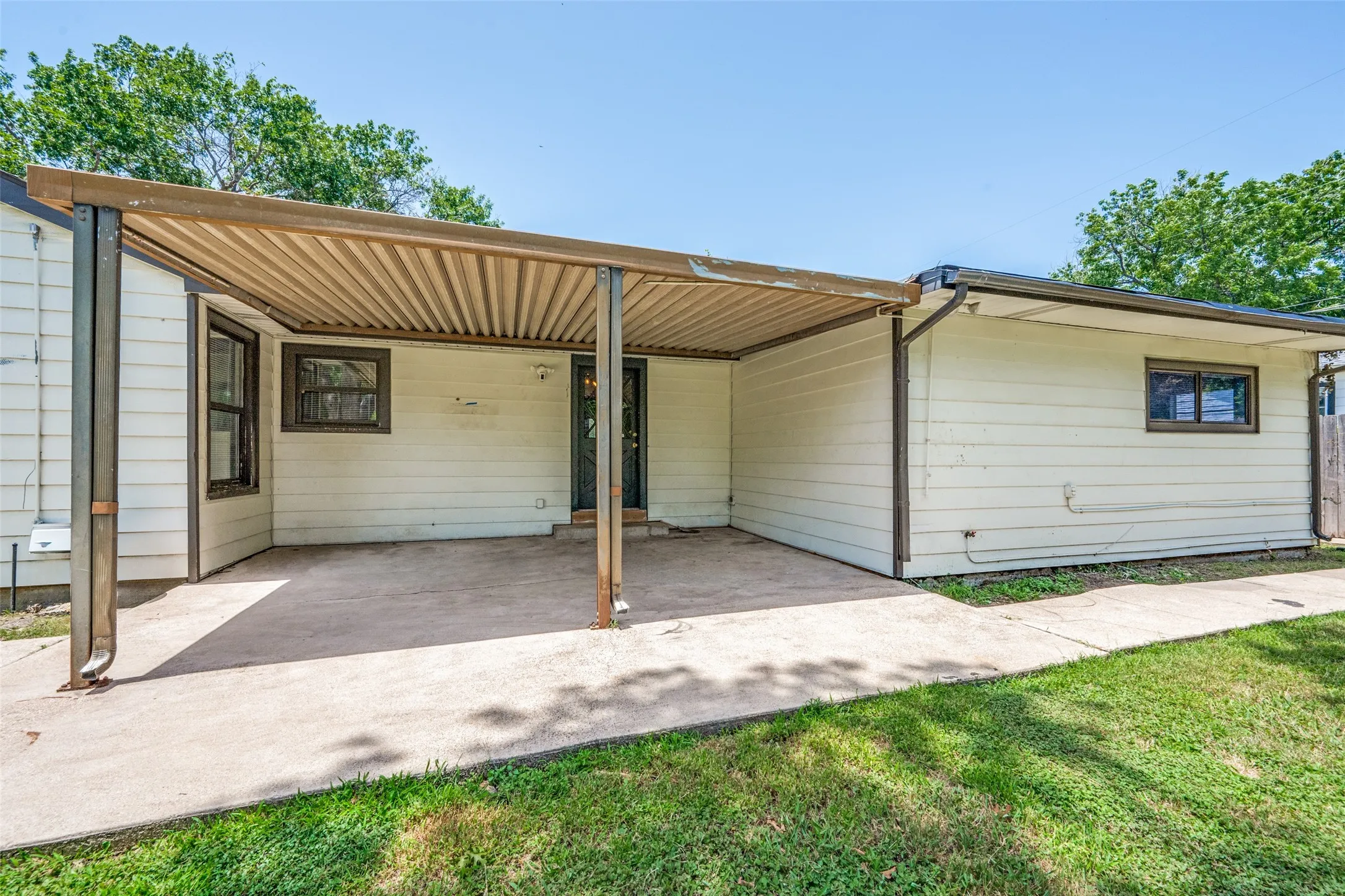 Single Family Residence For Rent in Tarrant County , 4009 Anita Avenue, Fort Worth, Texas 76109, 4 Bedroom, 2 Bathroom, Garage spaces, 1,771 Sqft, built in 1949, Price $3,750, mls#21346708, Real Estate Agent in Fort Worth, Homes For Rent in Tarrant county, Homes For Rent in Fort Worth, Realtor in Fort Worth Texas, Real Estate Brokerage Independent Realty Texas, Luminita Cordes Realtor