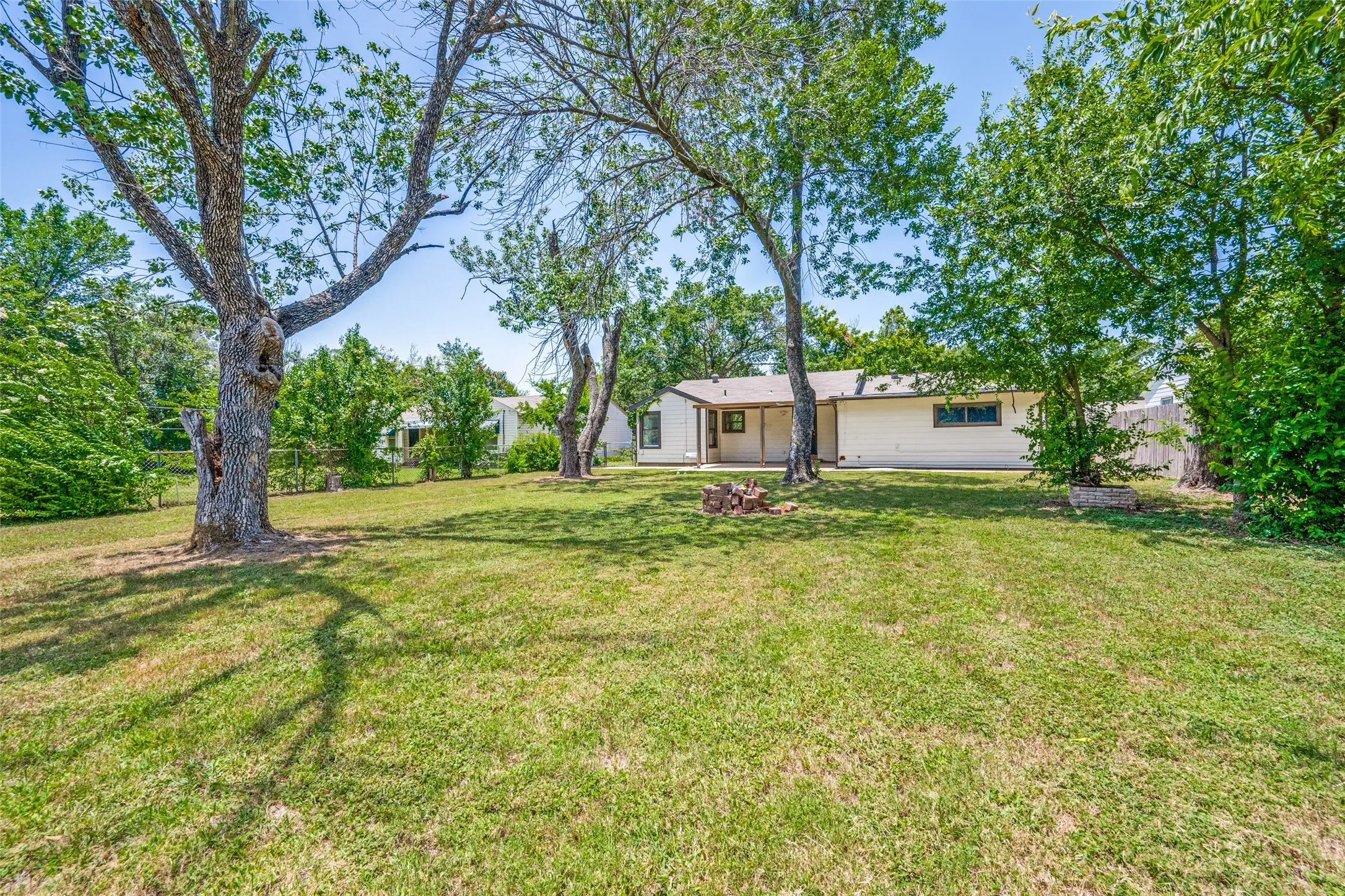 Single Family Residence For Rent in Tarrant County , 4009 Anita Avenue, Fort Worth, Texas 76109, 4 Bedroom, 2 Bathroom, Garage spaces, 1,771 Sqft, built in 1949, Price $3,750, mls#21346708, Real Estate Agent in Fort Worth, Homes For Rent in Tarrant county, Homes For Rent in Fort Worth, Realtor in Fort Worth Texas, Real Estate Brokerage Independent Realty Texas, Luminita Cordes Realtor