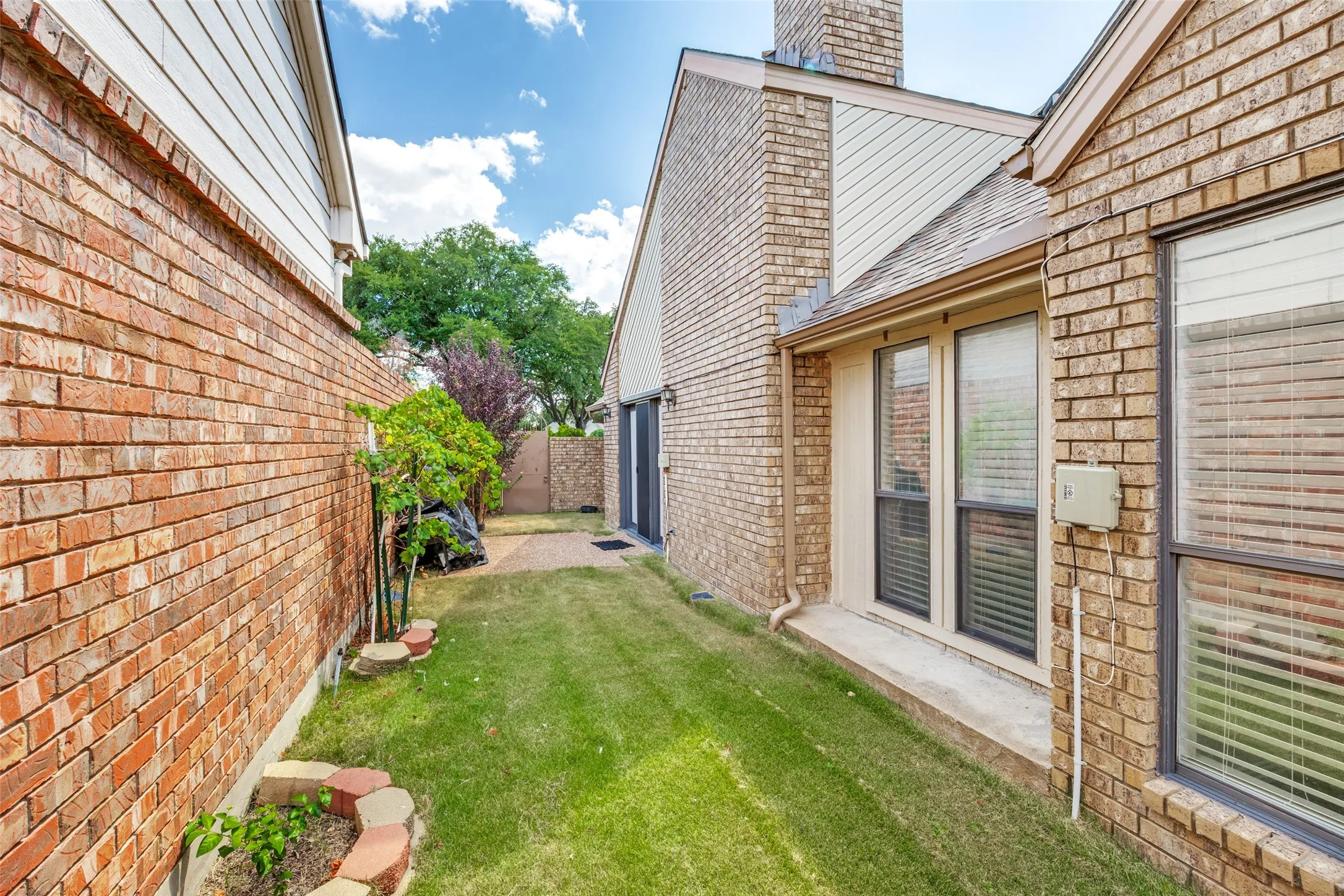 Single Family Residence For Sale in Dallas County , 605 Woodway Lane, Richardson, Texas 75081, 3 Bedroom, 3 Bathroom, 2 Garage spaces, 2,440 Sqft, built in 1984, mls#21346620, Real Estate Agent in Richardson, Homes For Sale in Dallas county, Homes For Sale in Richardson, Realtor in Richardson Texas, Real Estate Brokerage Independent Realty Texas, Luminita Cordes Realtor