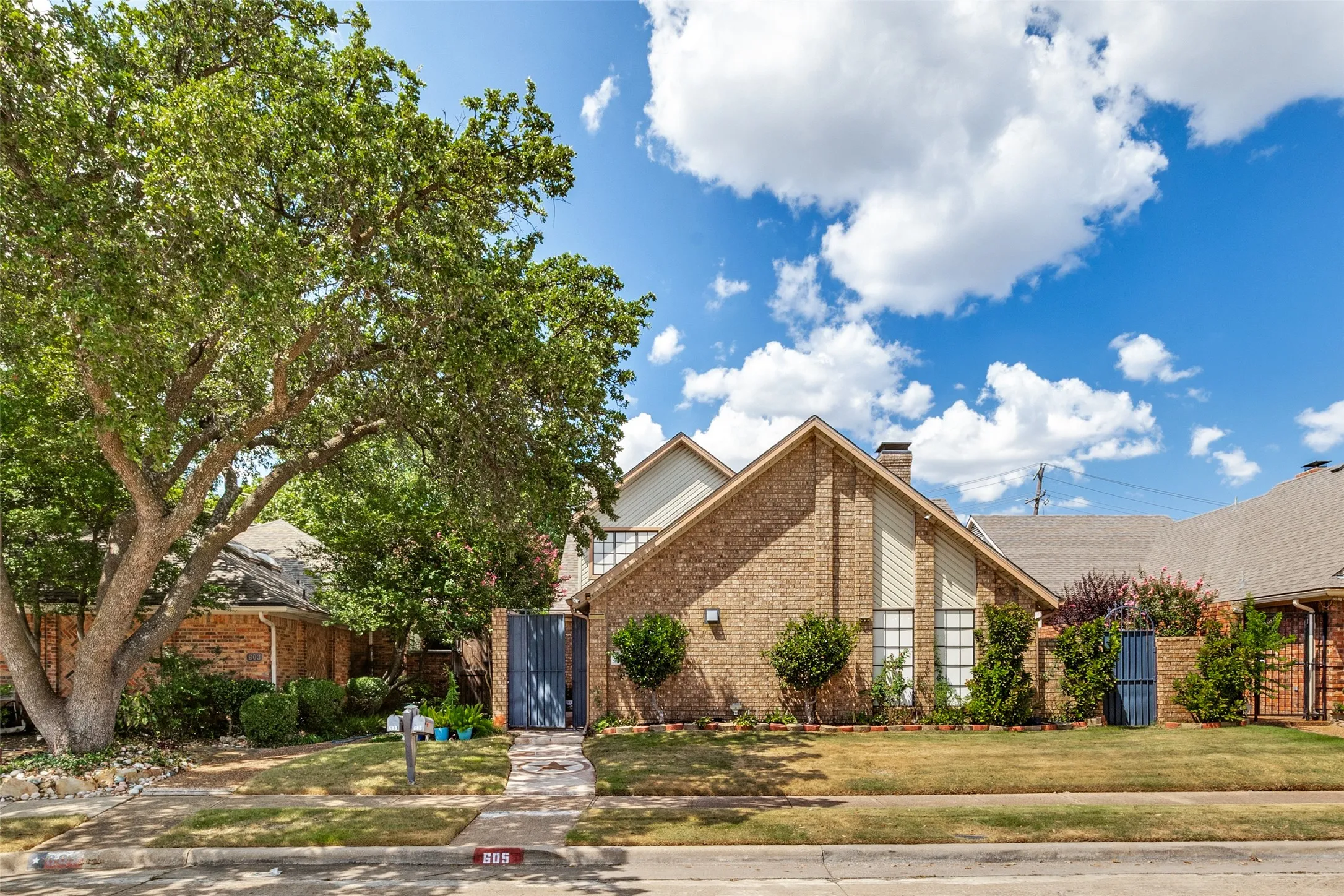 Single Family Residence For Sale in Dallas County , 605 Woodway Lane, Richardson, Texas 75081, 3 Bedroom, 3 Bathroom, 2 Garage spaces, 2,440 Sqft, built in 1984, mls#21346620, Real Estate Agent in Richardson, Homes For Sale in Dallas county, Homes For Sale in Richardson, Realtor in Richardson Texas, Real Estate Brokerage Independent Realty Texas, Luminita Cordes Realtor